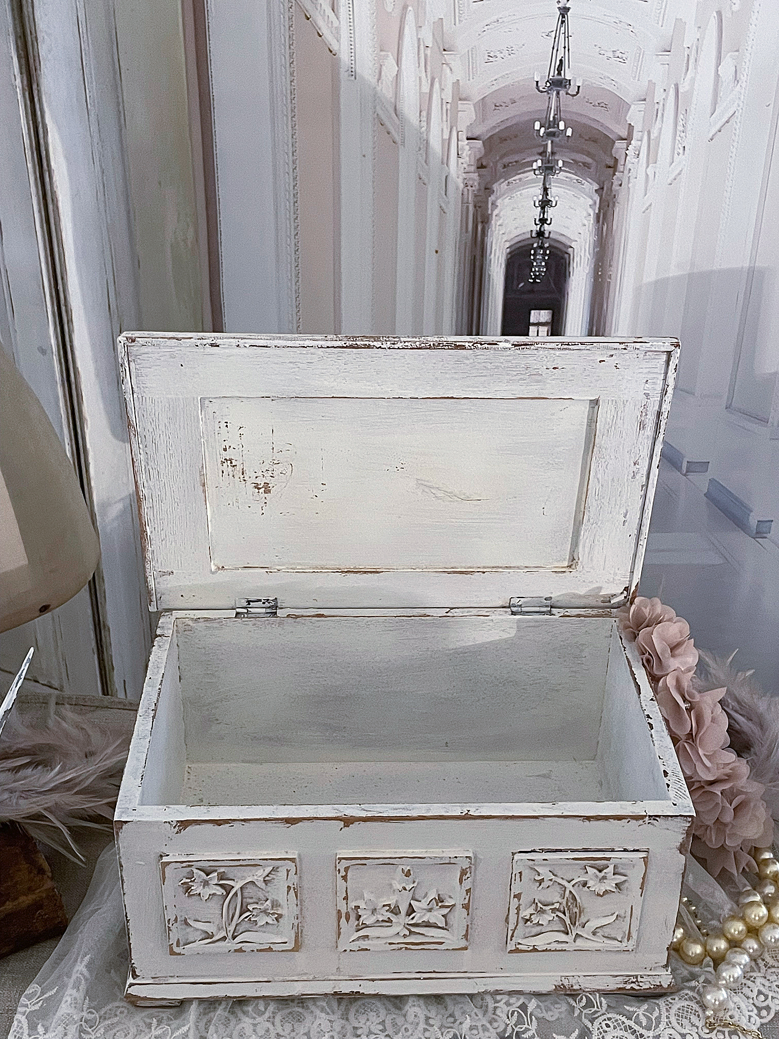 Hochwertige dekorative Holzkiste mit floralem Design Dekorative vintage Holzkiste mit offenen Deckel und floralen Reliefs