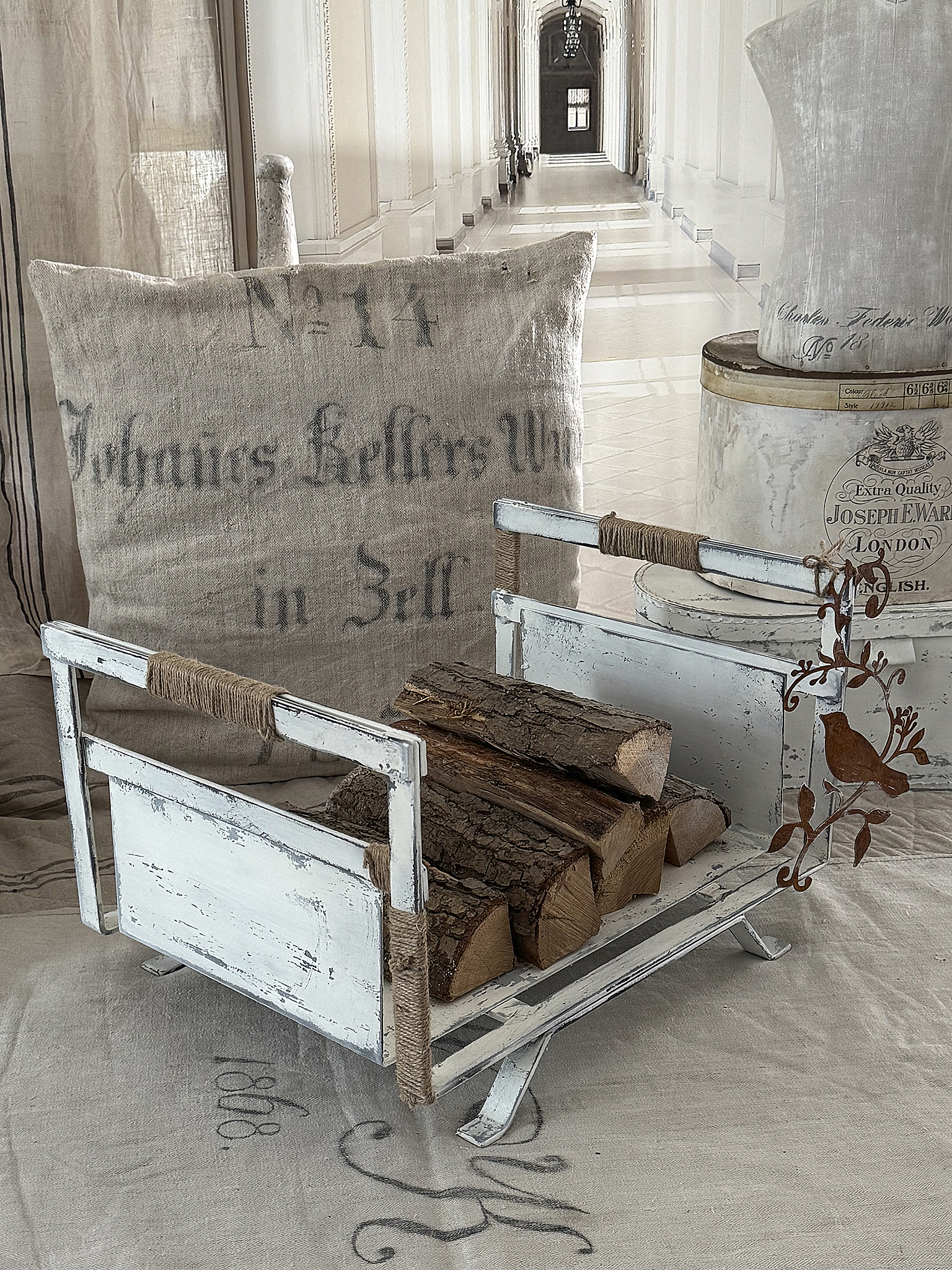 Gusseisenkorb, Holzlager im Shabby-Kleid***