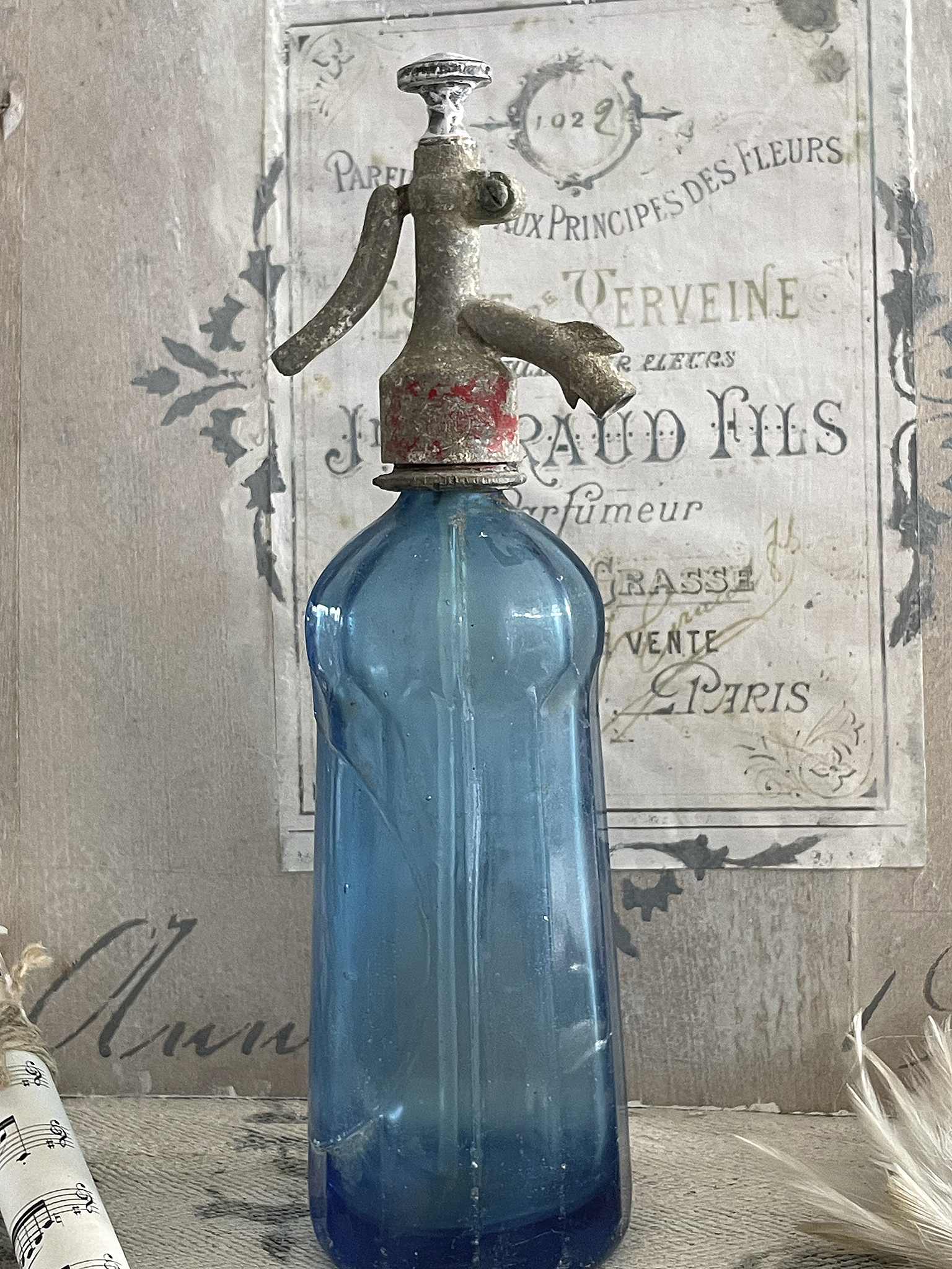 Alte blaue Sodaflasche mit Kränzchen***