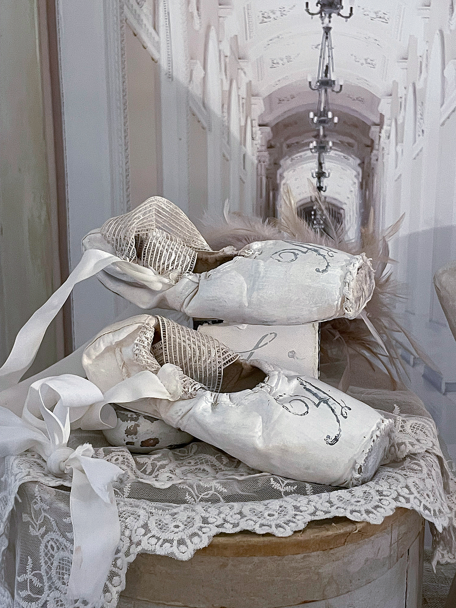 Alte Spitzenschuhe im weißen Vintagekleid A*** Alte Spitzenschuhe im weißen Vintagekleid A***
