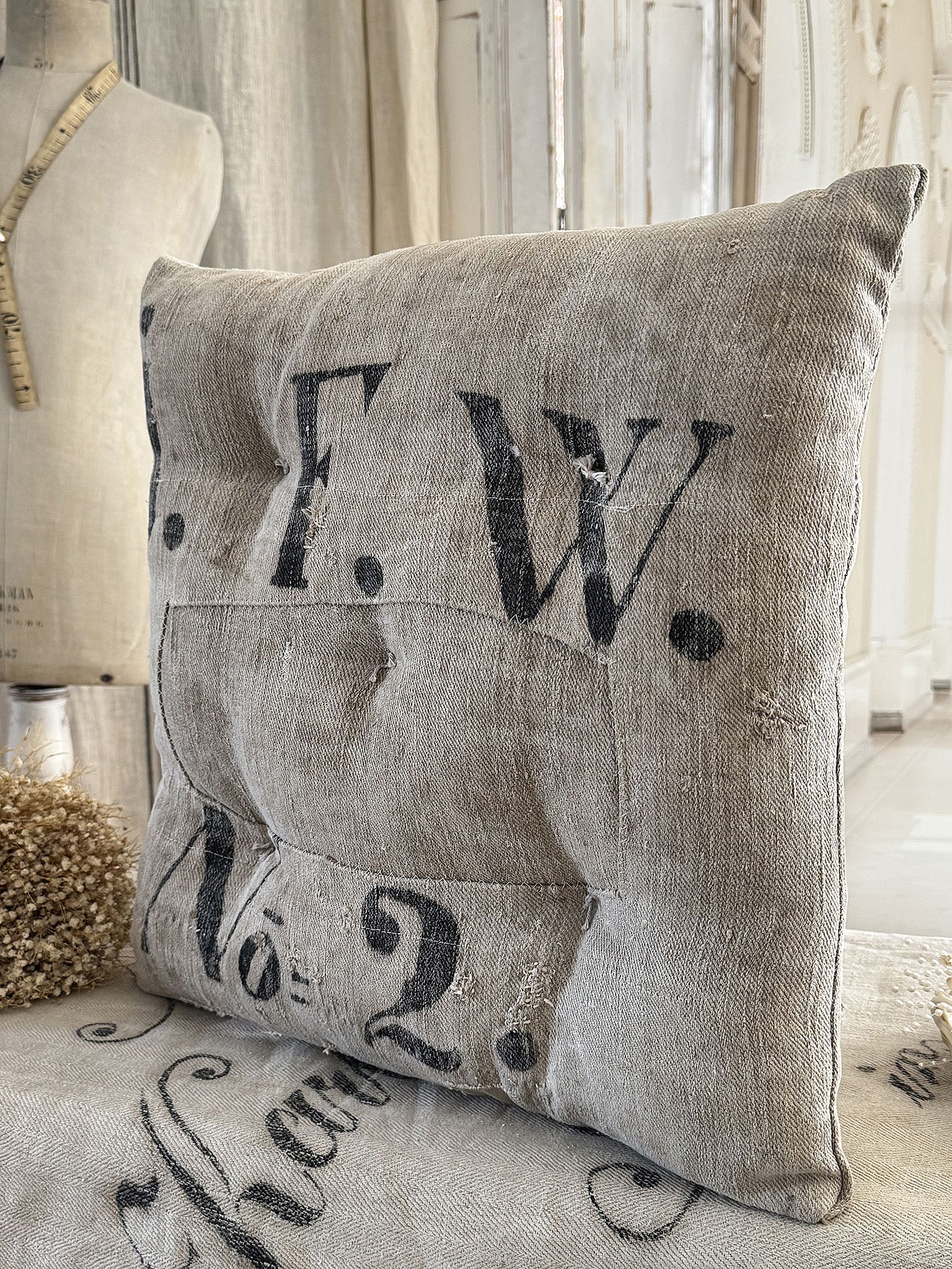 Vintage- Stuhlkissen aus antikem Mehlsack – mit Originaldruck***