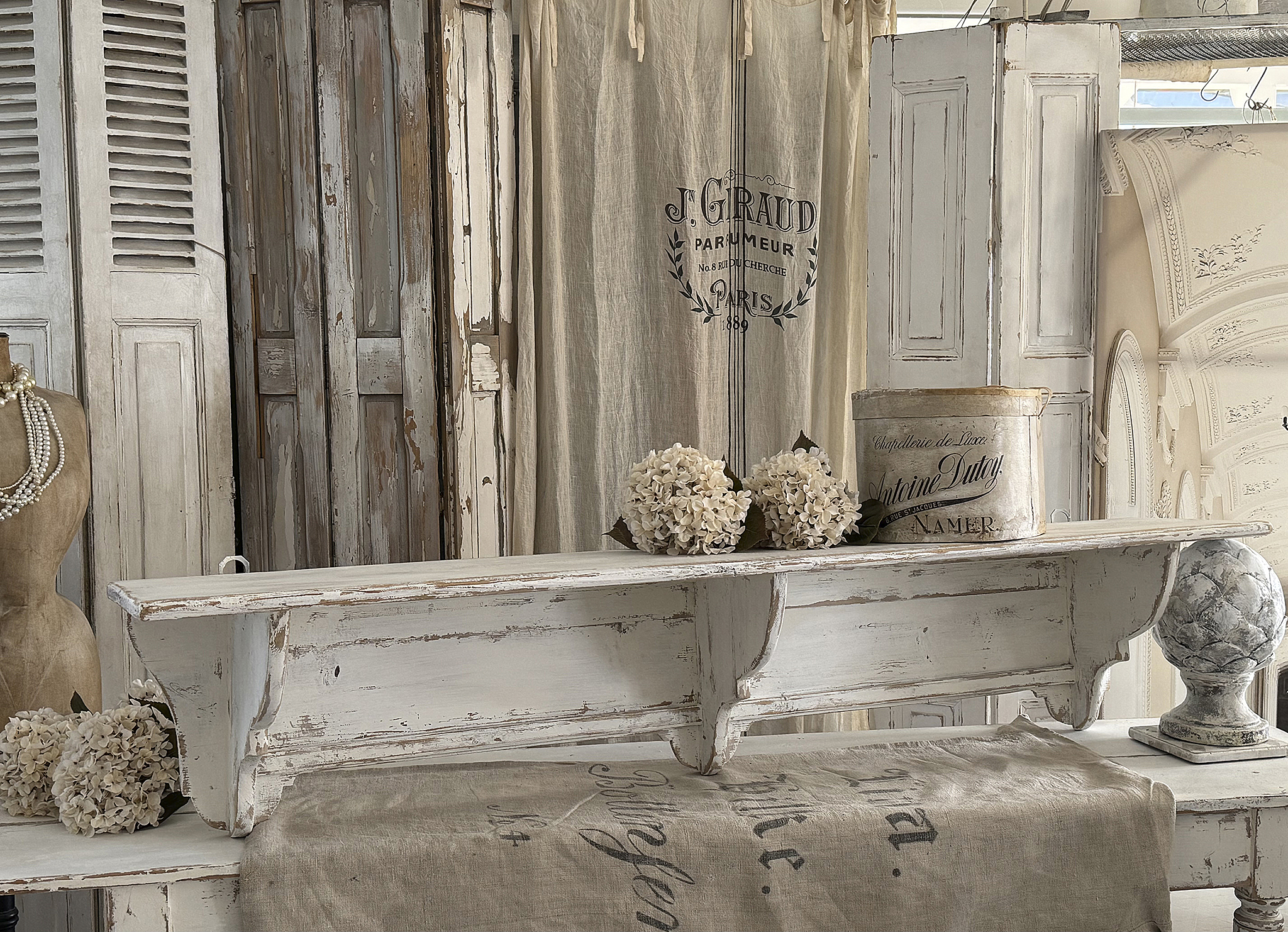 Antikes langes Gründerzeit-Regal im Shabby-Chic***