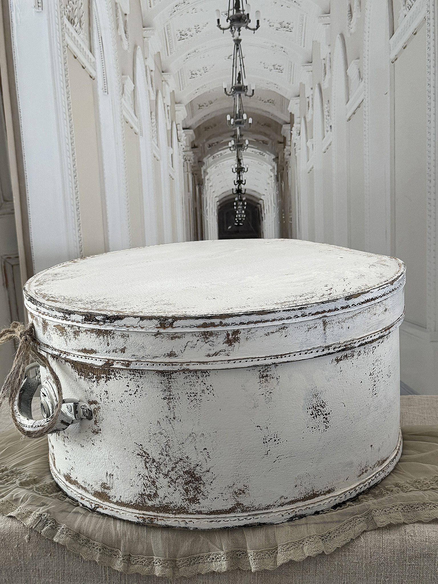 Alter Hutkoffer im mattweißen Shabby-Chic – ein bezauberndes Vintage-Schätzchen mit Patina***