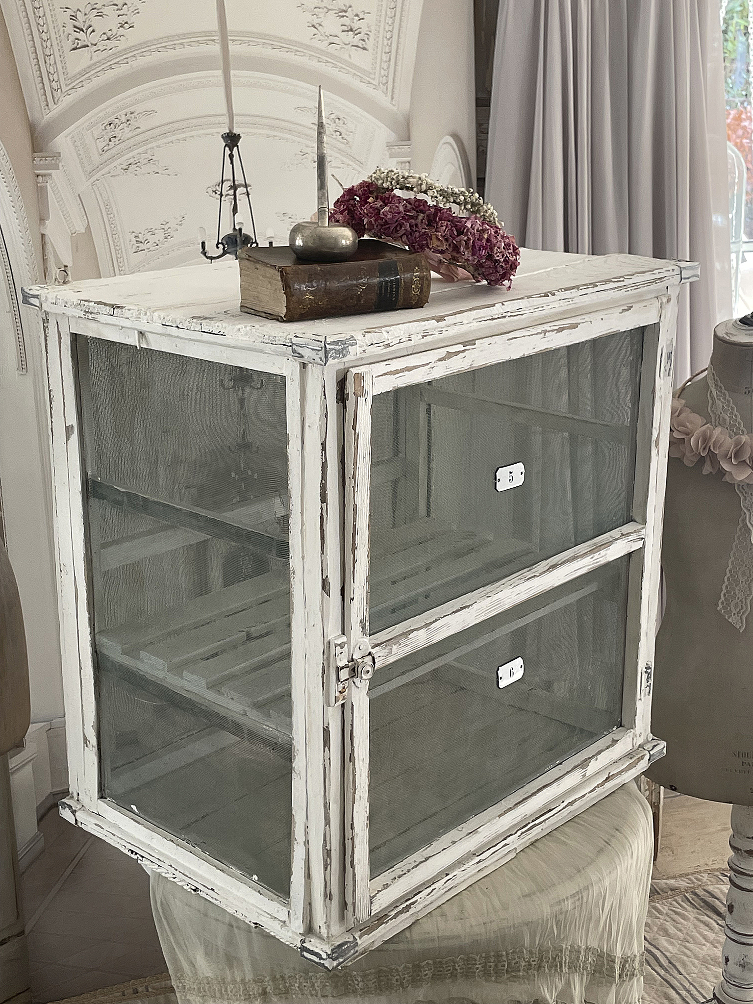 Vintage Glasvitrine mit abgenutztem weißen Finish Dekorative Vintage Vitrine aus Holz und Glas mit nostalgischem Charme