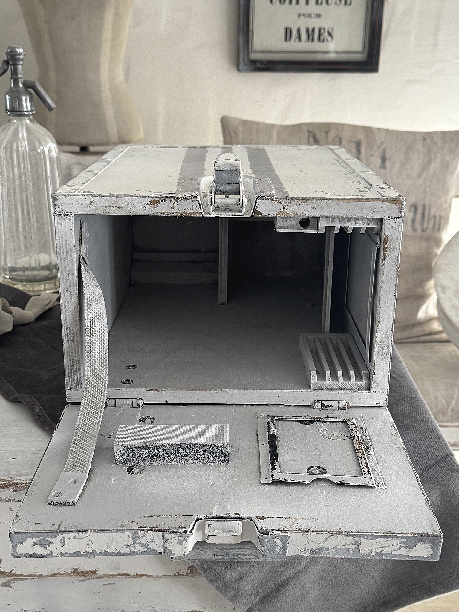 Alte Shabby-Holzkiste mit Metallbeschlägen – Vintage trifft Industriecharme***