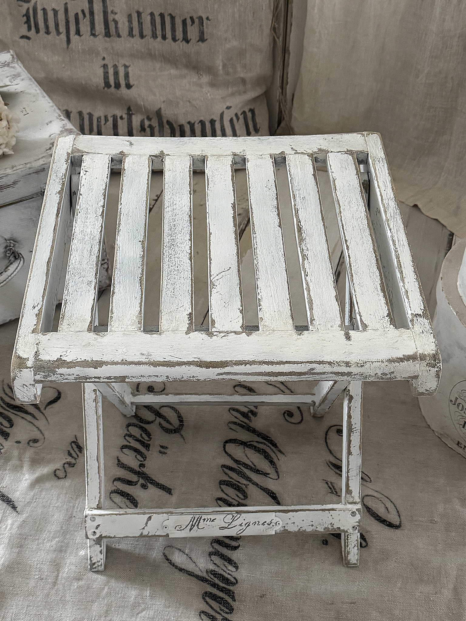 Shabby-Beistelltischchen & Hocker – Klappbar, praktisch und voller Charme***