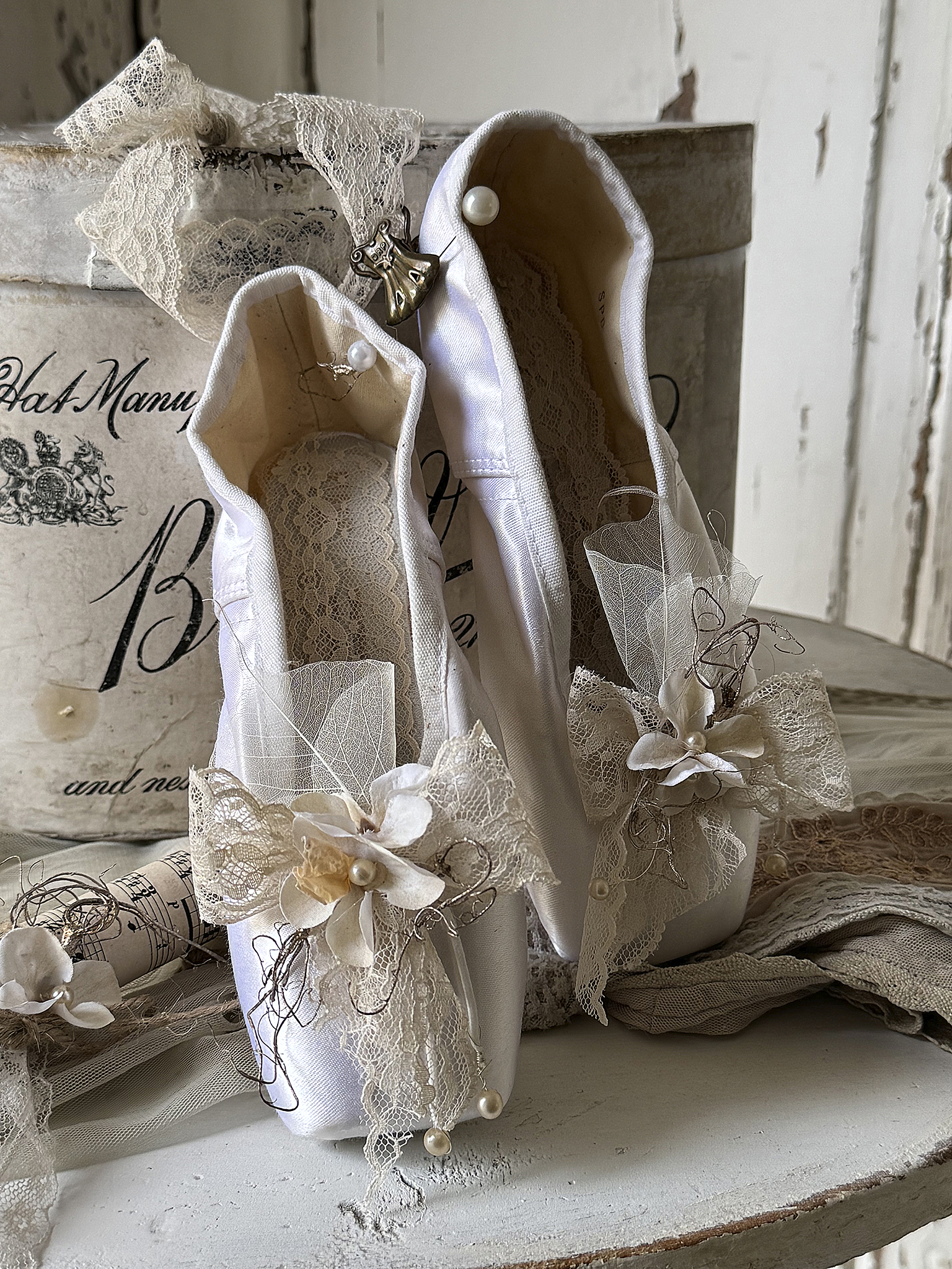 Weiße Spitzen-Ballettschuhe mit Notenblatt***