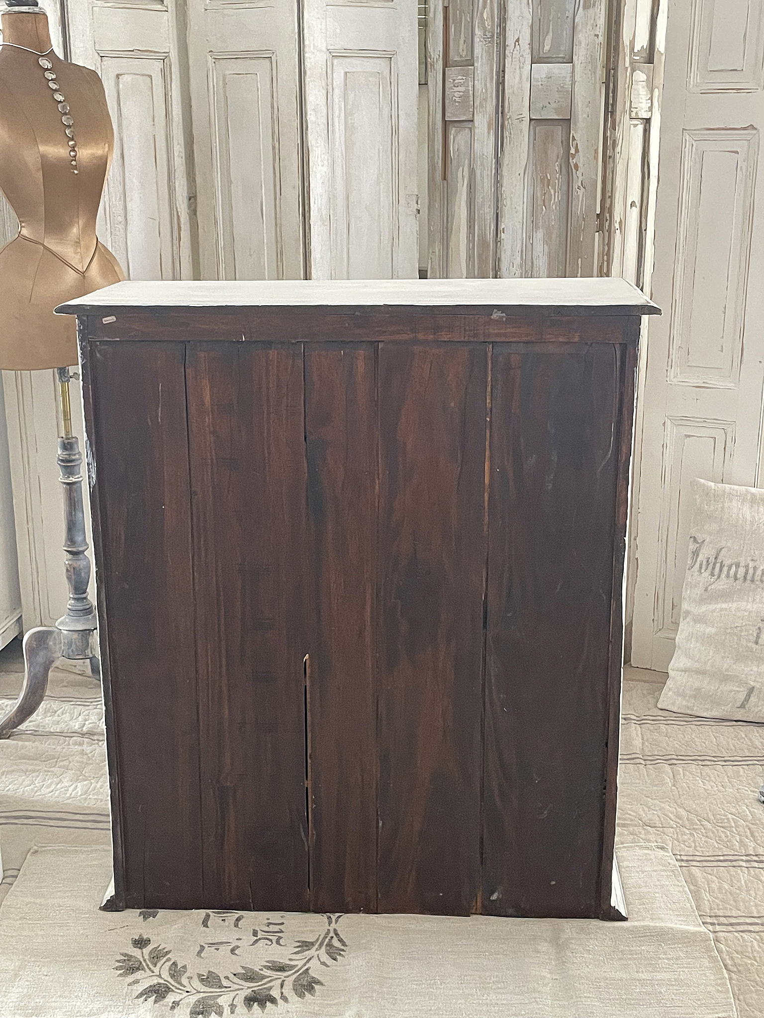 Rustikaler Holzschrank mit weißer Arbeitsplatte Holzschrank in dunkler Farbe mit weißer Oberseite, ideal für Vintage- und Landhausstil