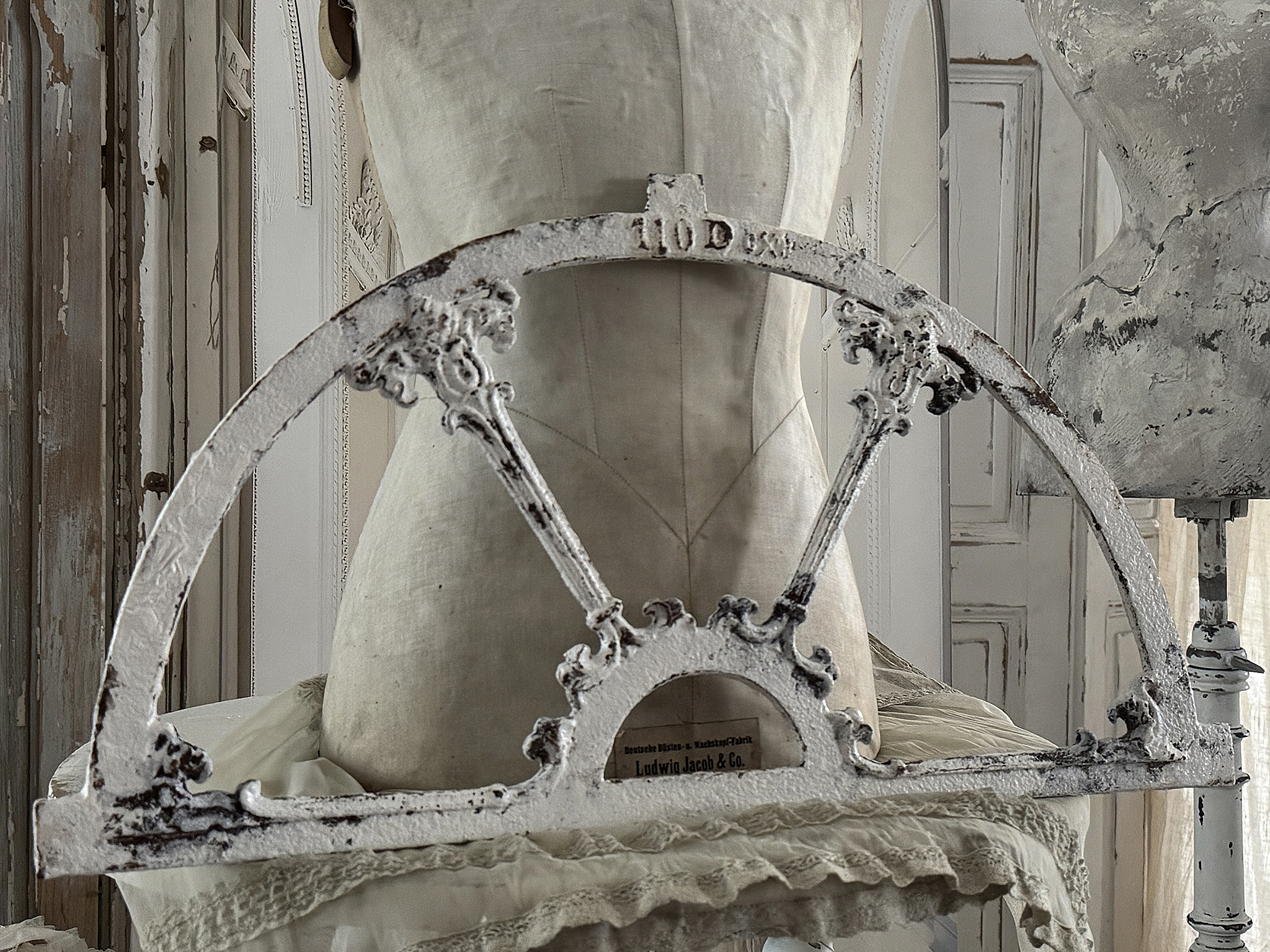 Antikes Stallfenster "shabby pur" ***