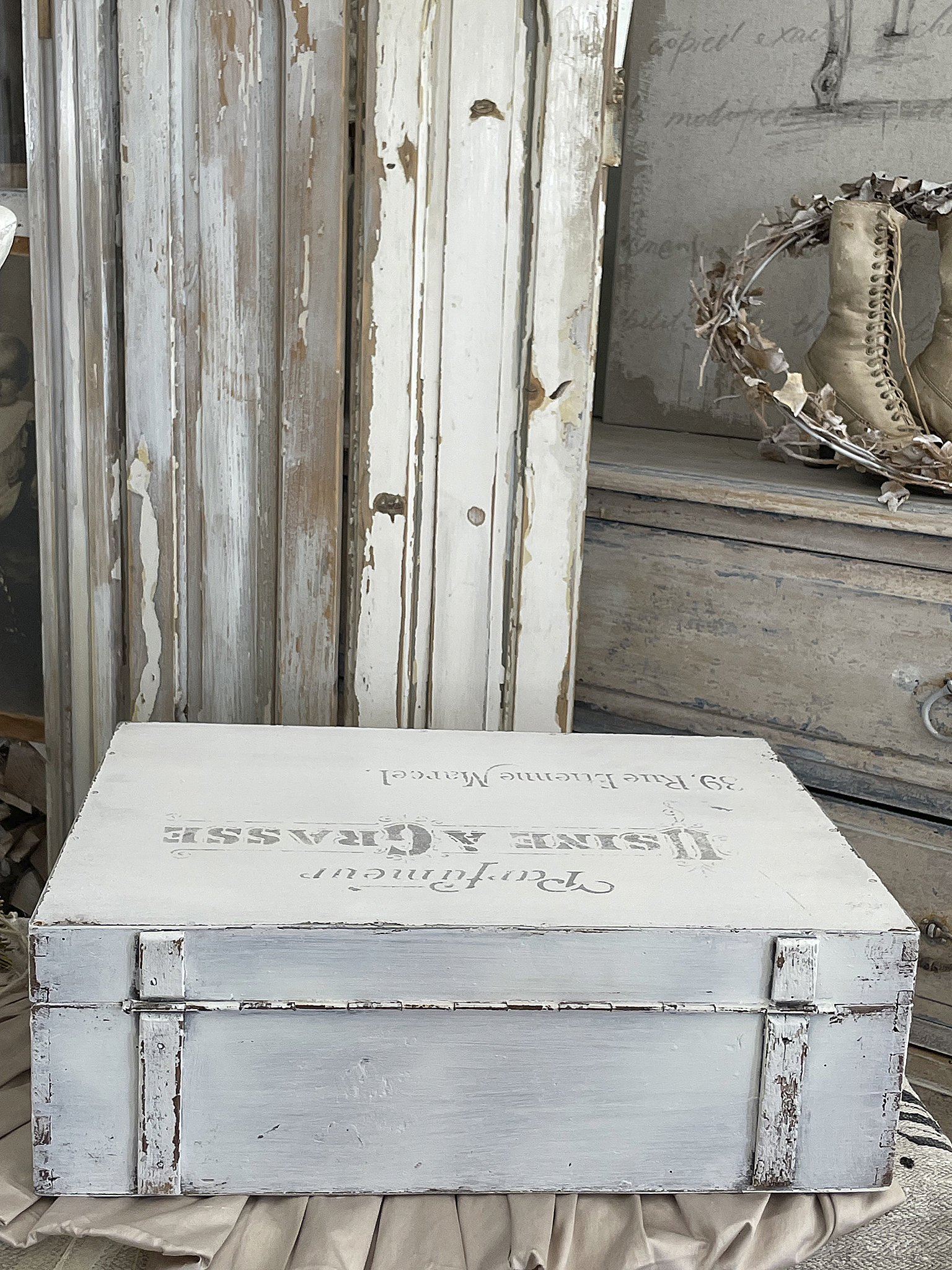 Vintage Holzkiste mit nostalgischem Design für Dekoration Dekorative Vintage Holzkiste in Weiß mit nostalgischem Schriftzug und shabby-chic Stil.