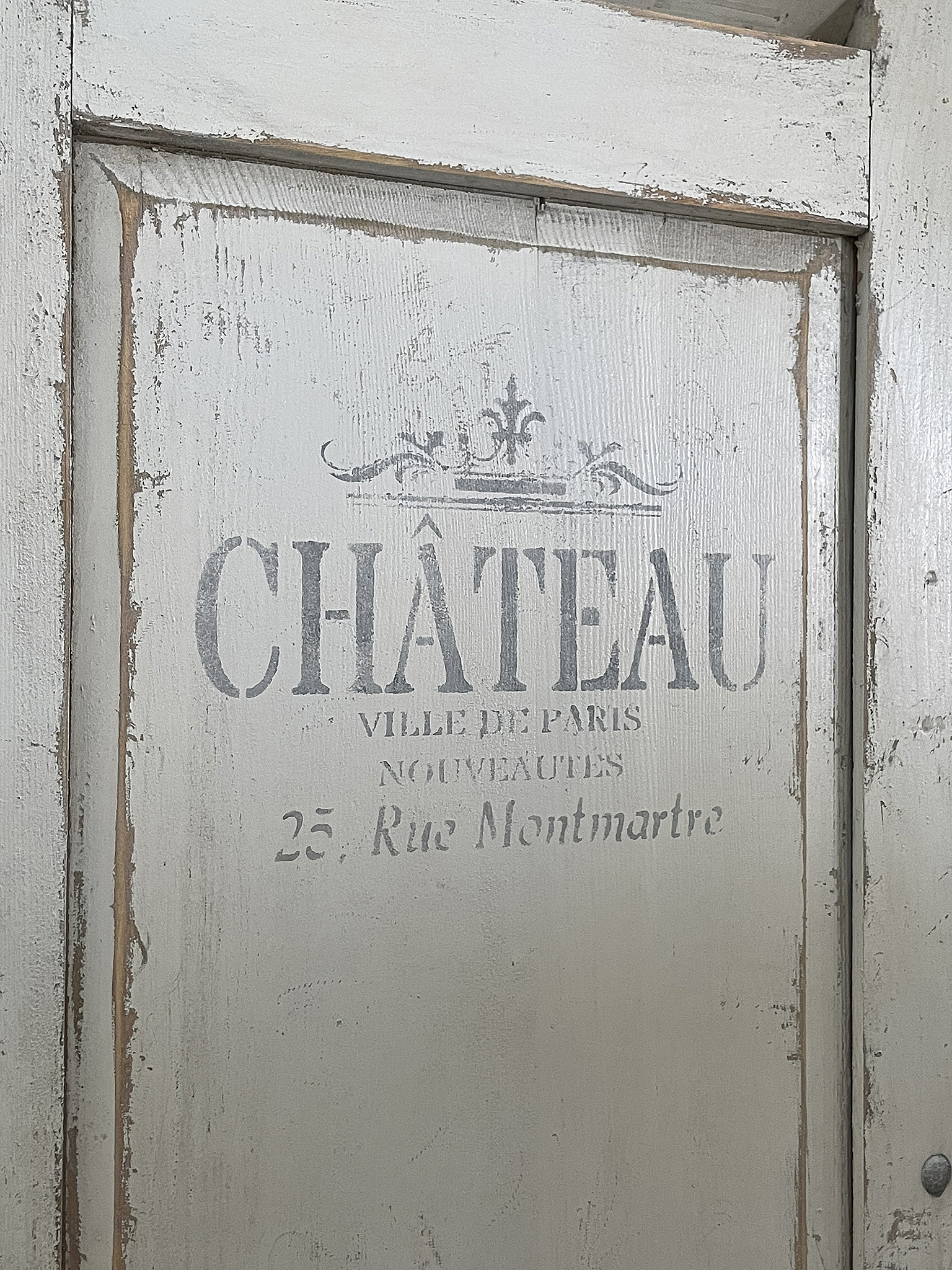Eingangstür zum Château in Montmartre, Paris Detailansicht der Eingangstür mit der Aufschrift Château, 25 Rue Montmartre, Paris