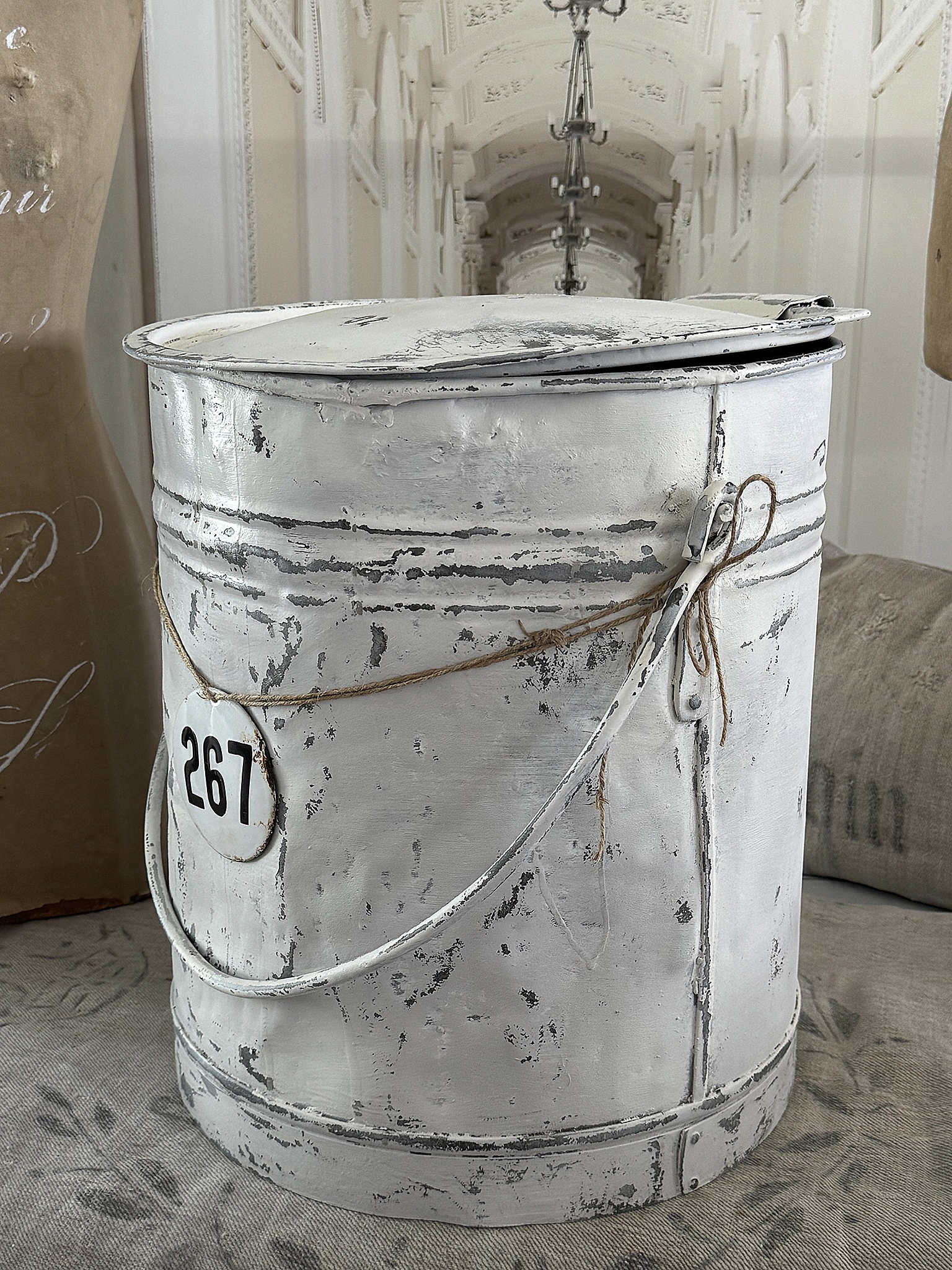 Alte Zinkmülltonne / Kohleneimer – im authentischen weißen Shabby Chic***