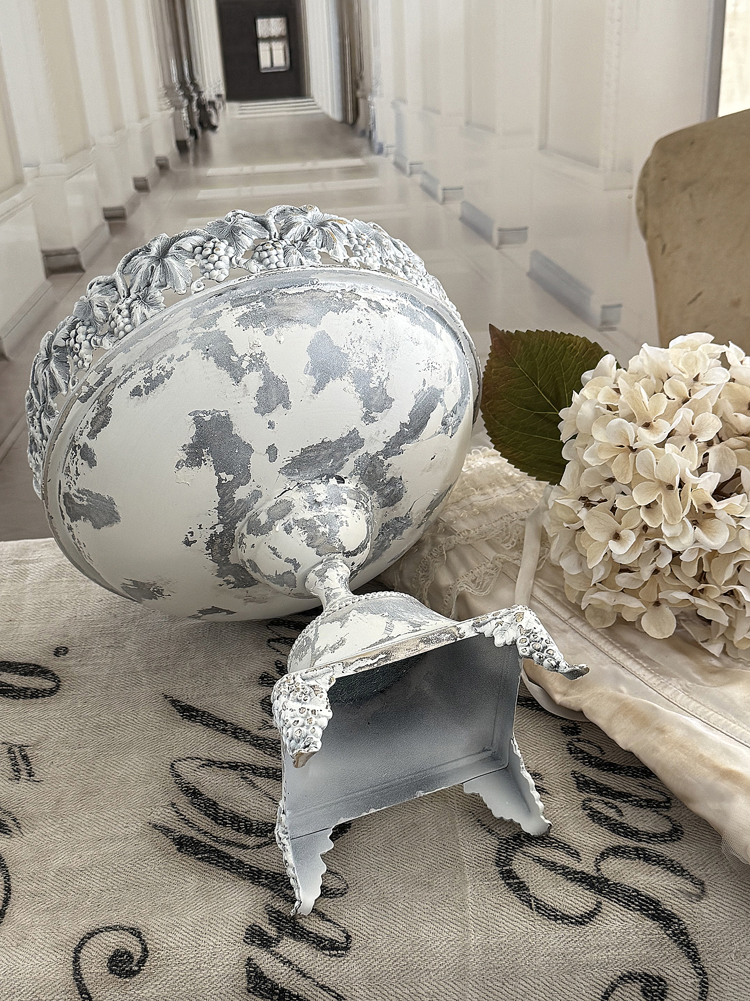  Eine alte, runde Fußschale im weißen Kleid***