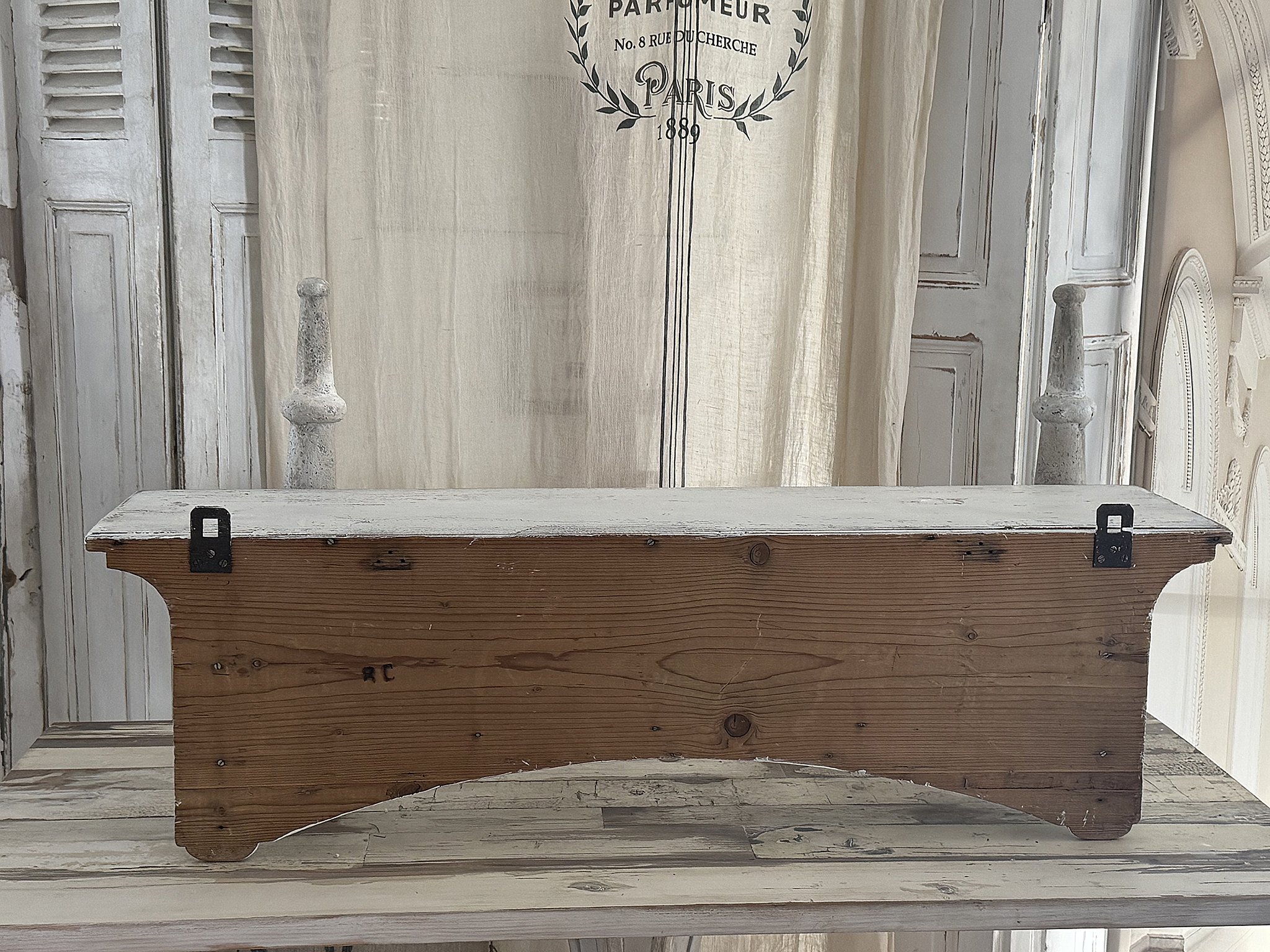 Wunderschönes, großes Gründerzeitregal im weißen Vintagekleid***