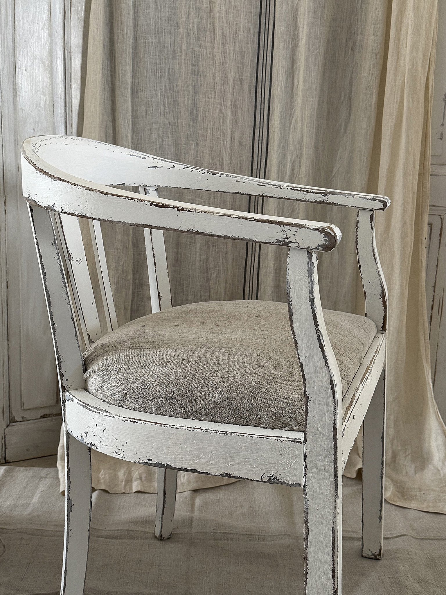 Antiker Armlehnstuhl im Shabby Chic mit Leinensack – Vintage-Liebhaberstück***