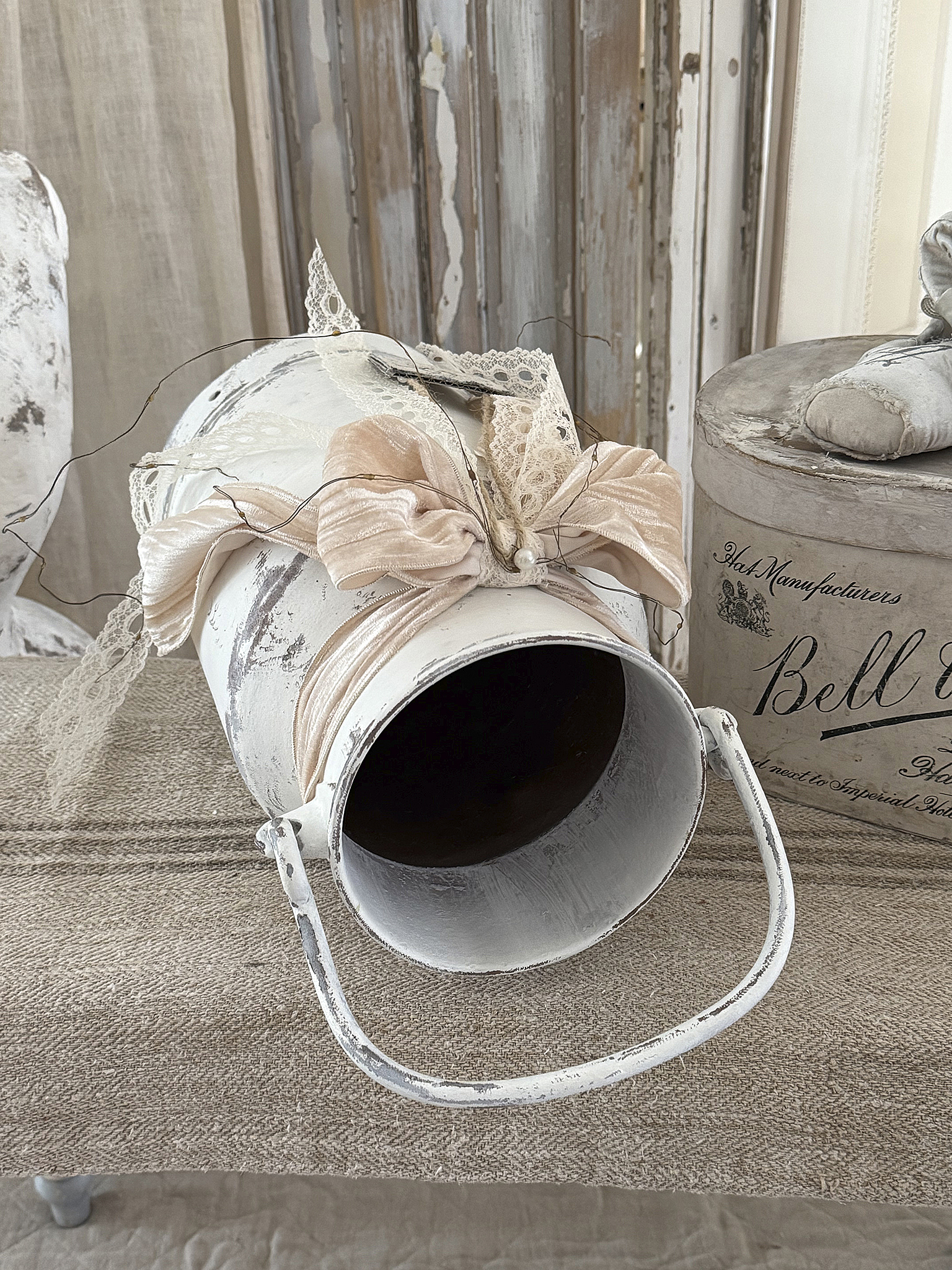 Alte Milchkanne im Vintage-Kleid***