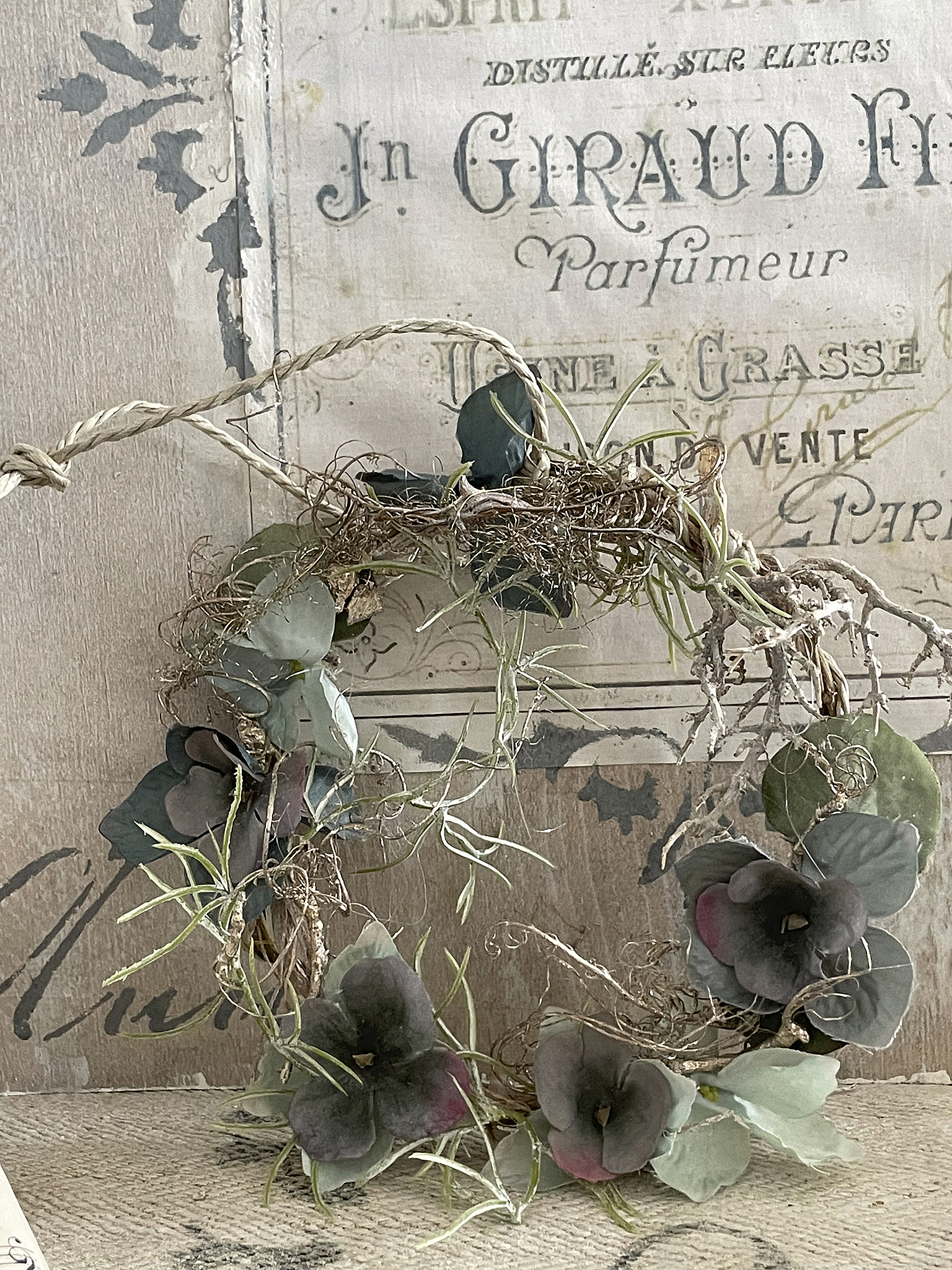 Handgefertigter Kranz aus künstlichen Blumen und Efeu, rustikal und elegant gestylt