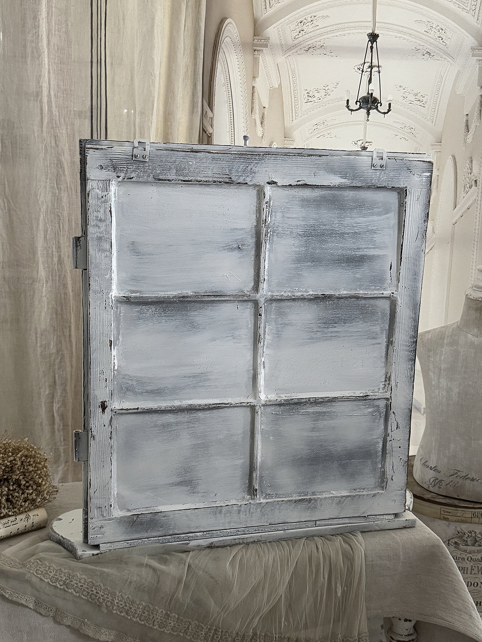 Altes Sprossen-Spiegelfenster mit Fensterbank***