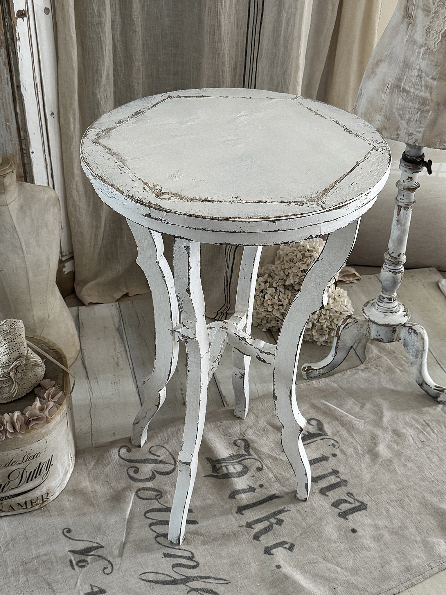 Antiker runder Beistelltisch – Shabby-pur***