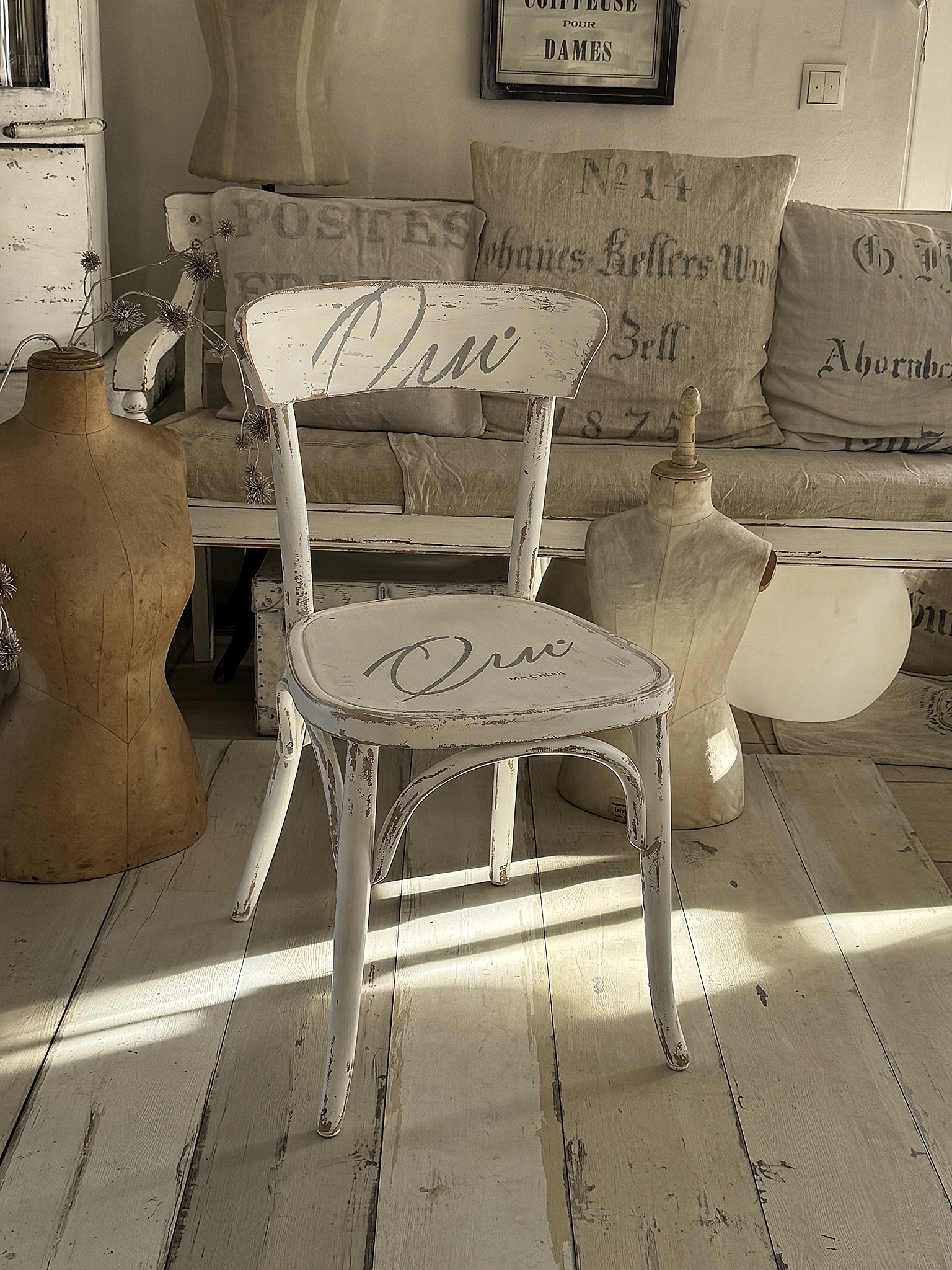 Alter Bugholzstuhl mit Shabbykleid Qui Ma Cherie***