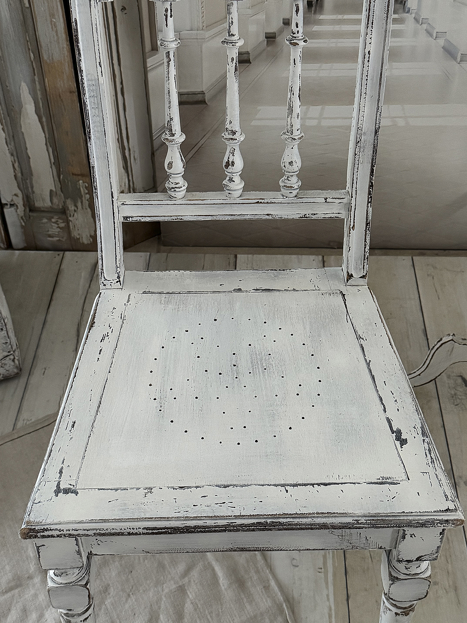 Antiker Gründerzeitstuhl im mattweißen Shabby-Kleid – charmant und zeitlos*** Antiker Gründerzeitstuhl im mattweißen Shabby-Kleid – charmant und zeitlos***