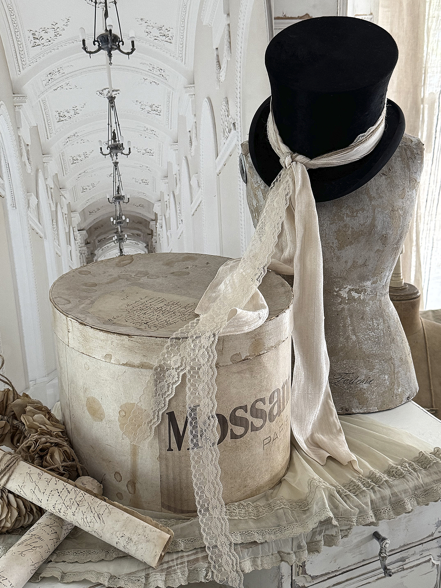 Wunderschöne Original-Hutschachtel aus Frankreich mit Zylinder – eleganter Vintage-Traum***