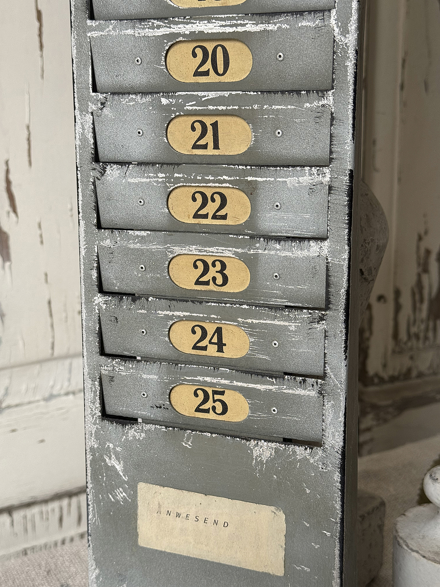 Alter Stempelkartenhalter – authentischer Charme vergangener Zeiten***