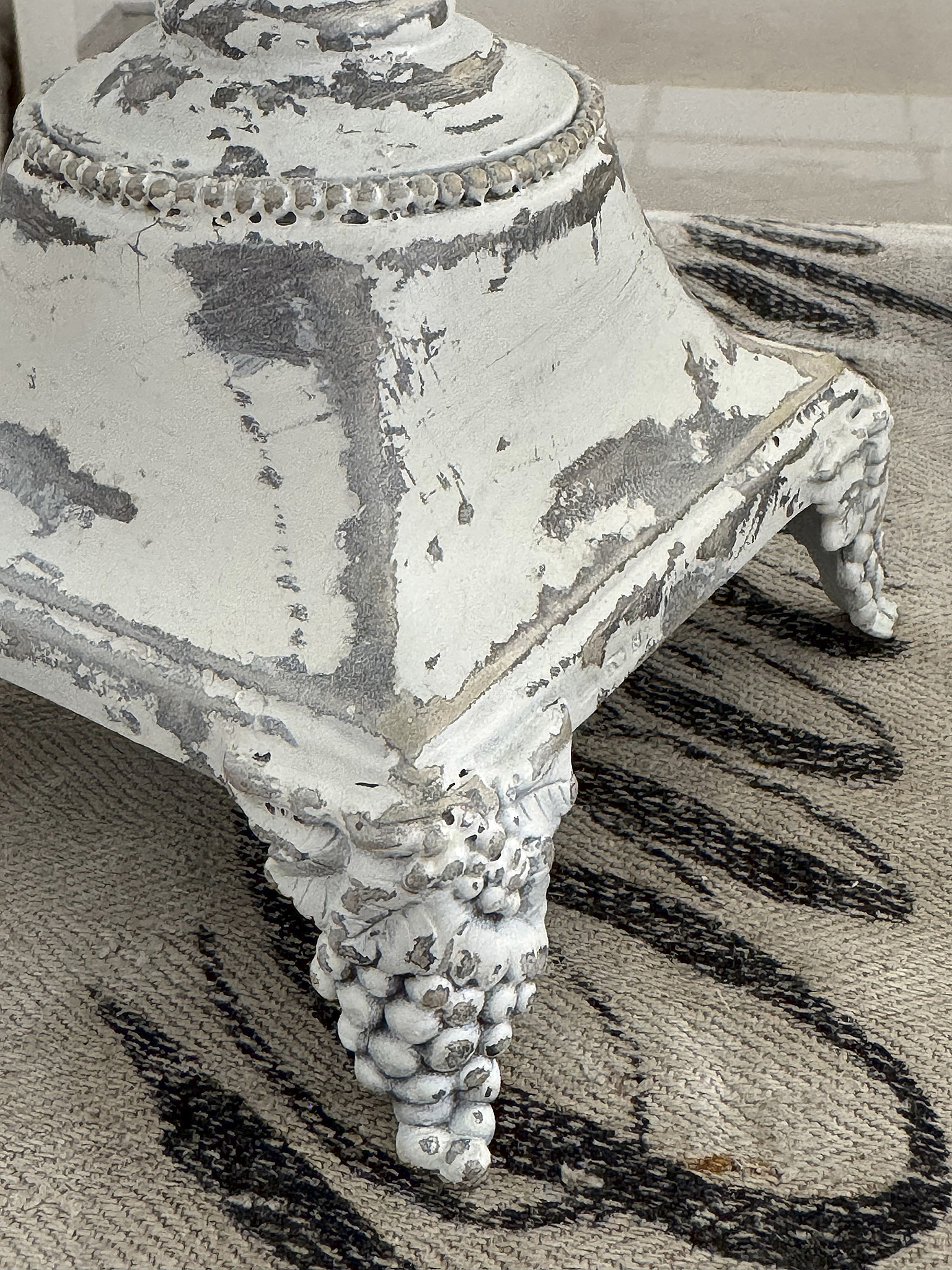  Eine alte, runde Fußschale im weißen Kleid***