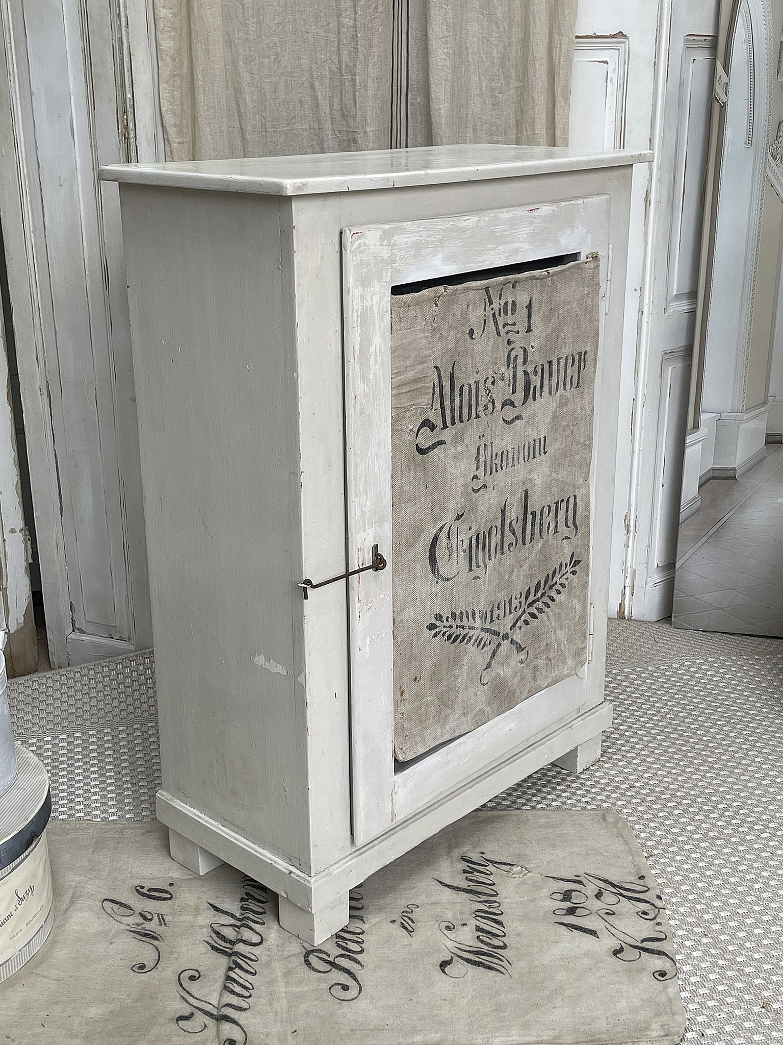 Alter Shabby-Schrank mit Mehlsack*** Alter Shabby-Schrank mit Mehlsack***