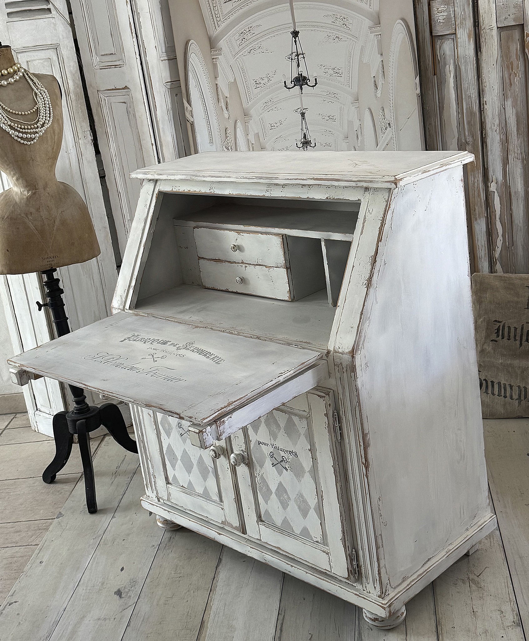 Alter Schranksekretär im mattweißen Shabby-Chic – funktionales Unikat mit französischem Charme***