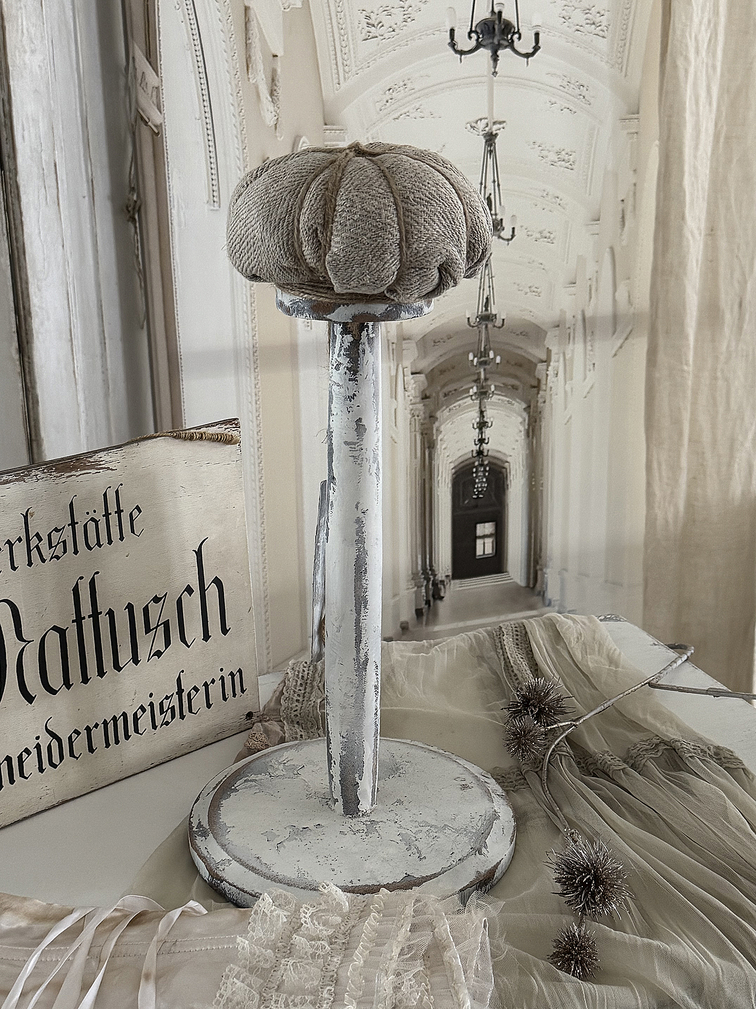  Alter, charmanter Hutständer im weißen Shabby-Kleid***