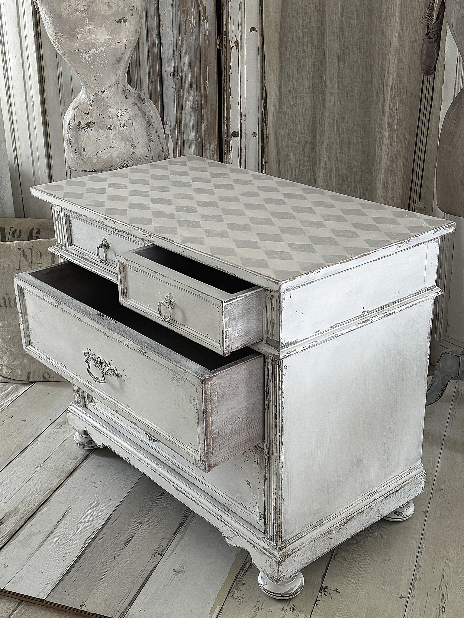 Antike Schubladenkommode im edlen Vintage-Kleid***
