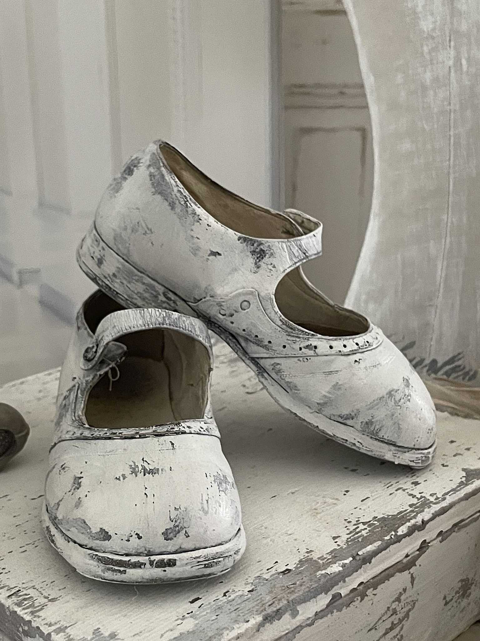 Reizende Kinderschuhe Vintage im weißen Kleid***