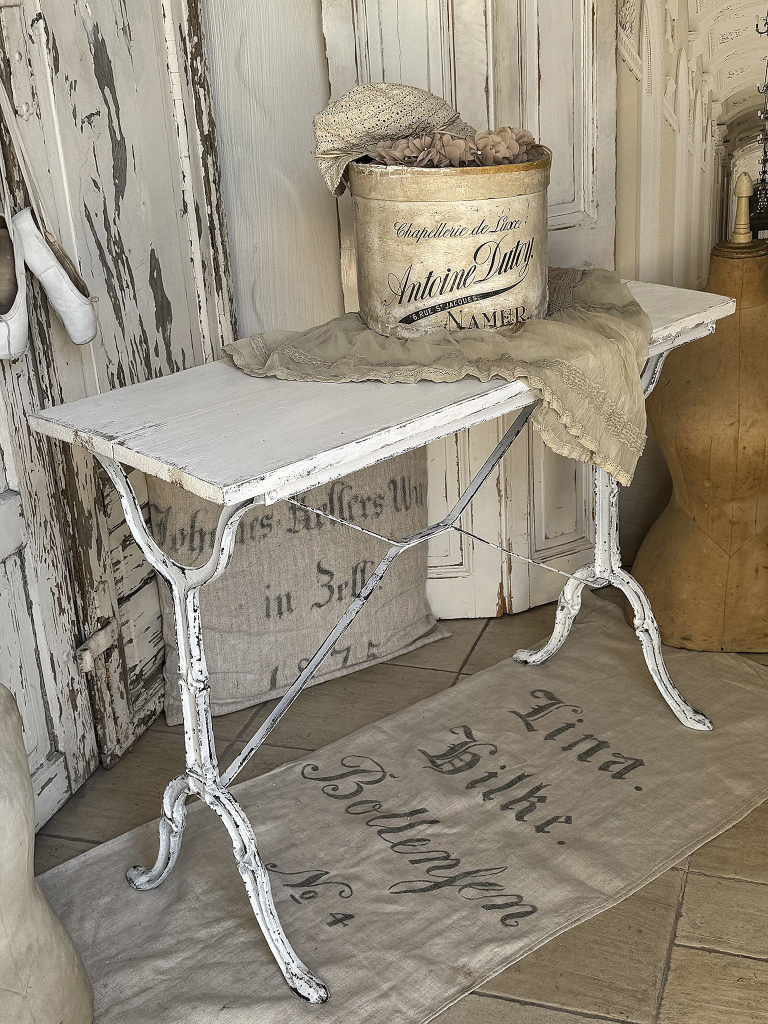 Alter Beistell- bzw. Konsolentisch im Shabby-Kleid***