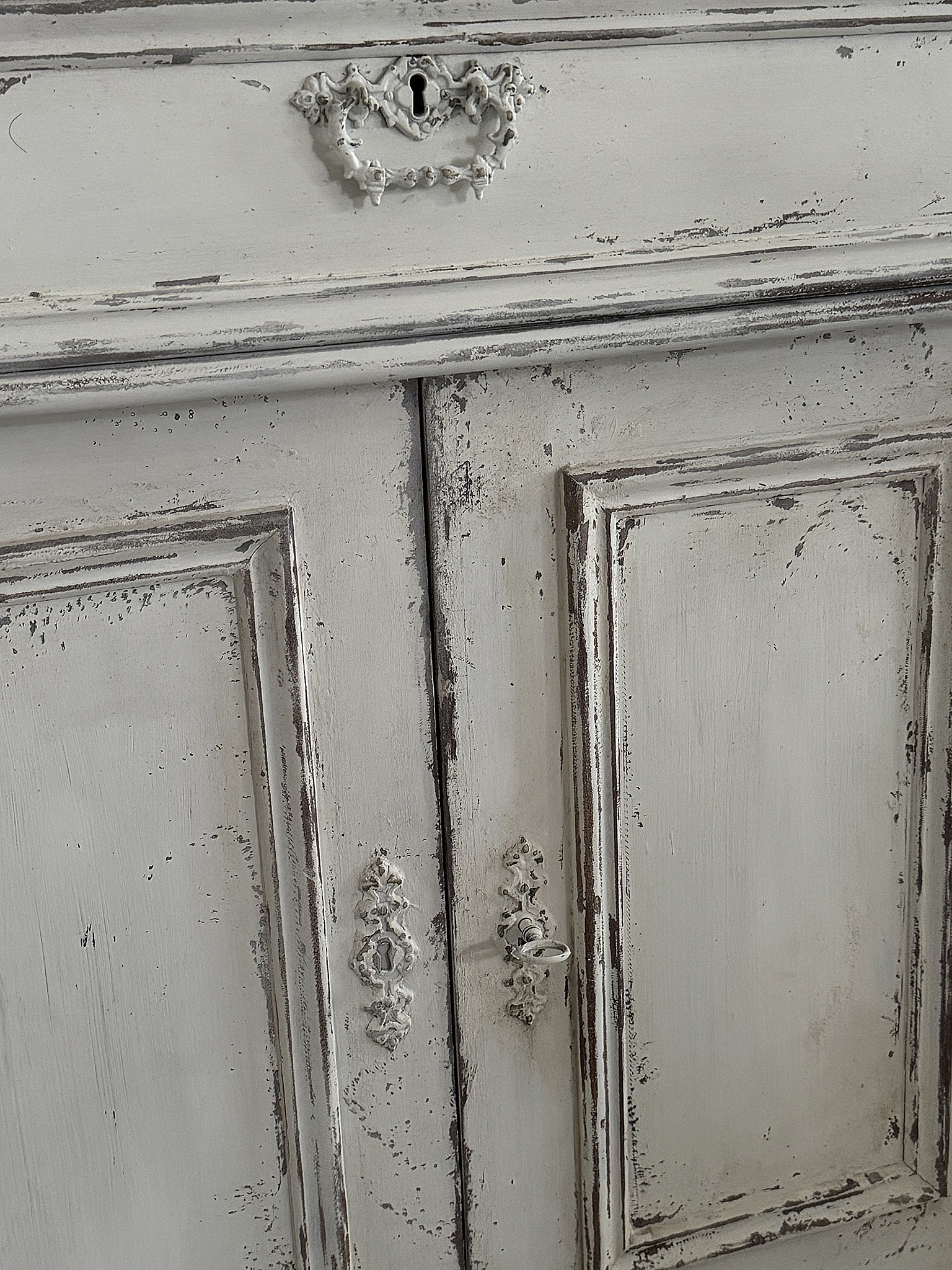 Antike Shabby-Kommode mit klappbarer Ablage***