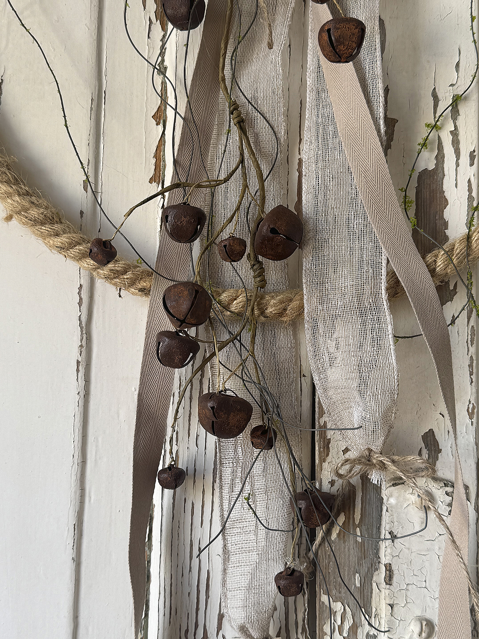Zauberhafter Schellenkranz mit altem Leinen und sanften Elfenklängen – Romantischer Shabby Chic mit nostalgischem Charme***