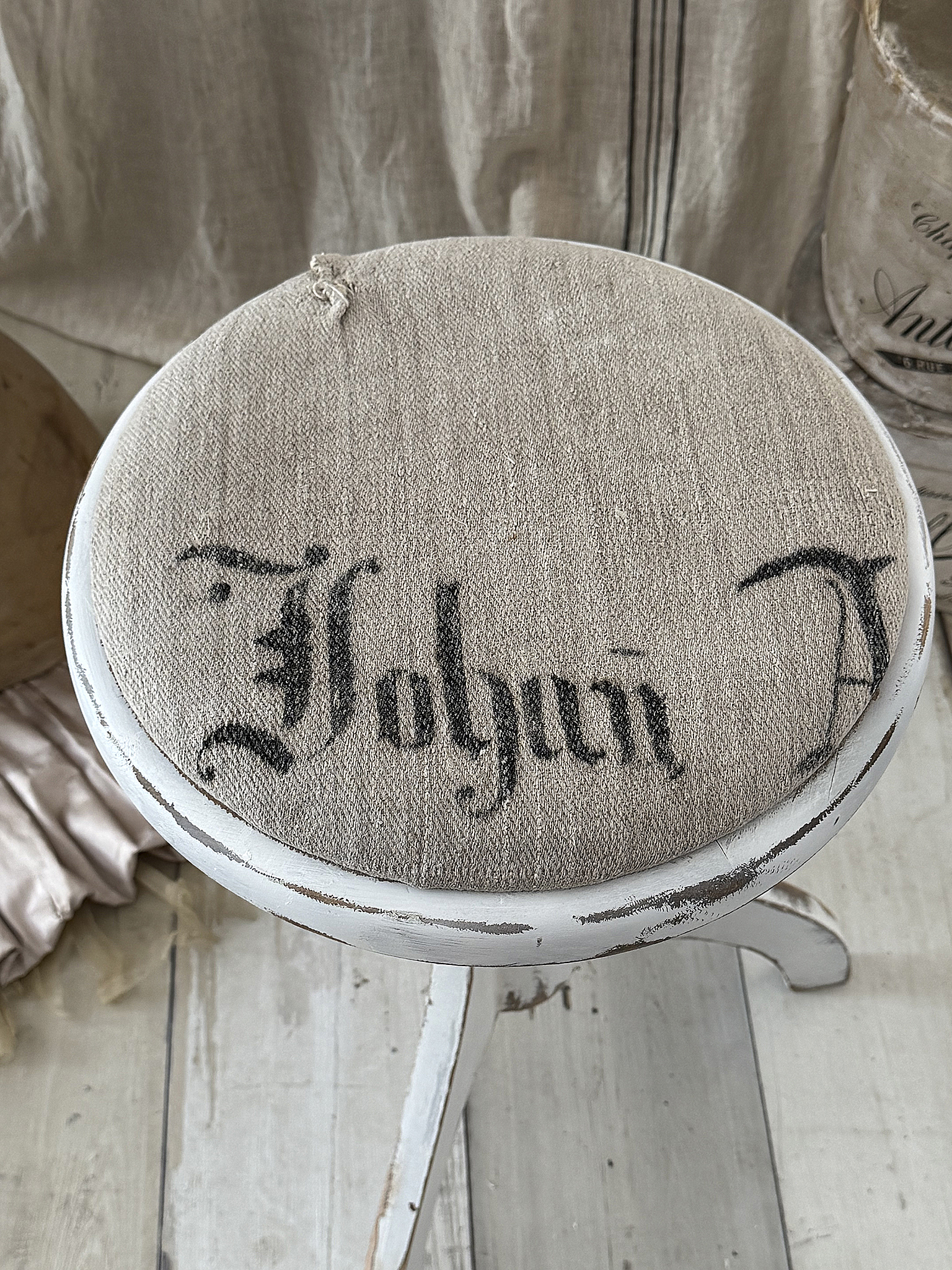 Alter Klavierhocker im Shabby Chic mit originalem Leinensack-Bezug***