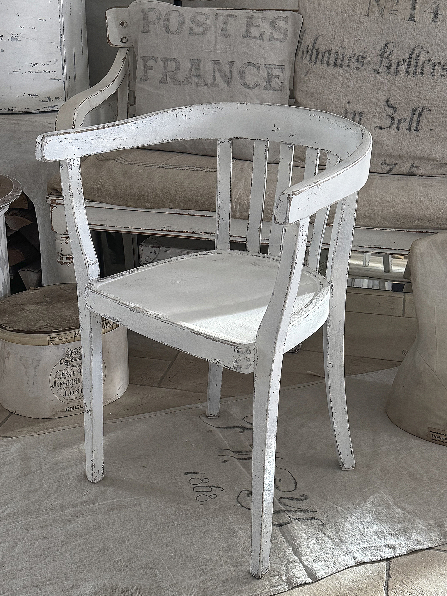 Alter Armlehnenstuhl Bauhaus im weißen Vintagekleid***