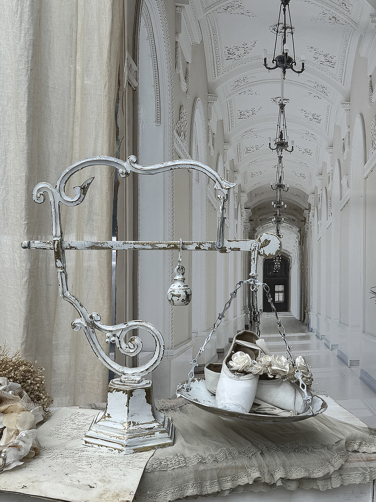  Antike große Messingbalkenwaage / Apothekerwaage – im weißen Shabby-Kleid***