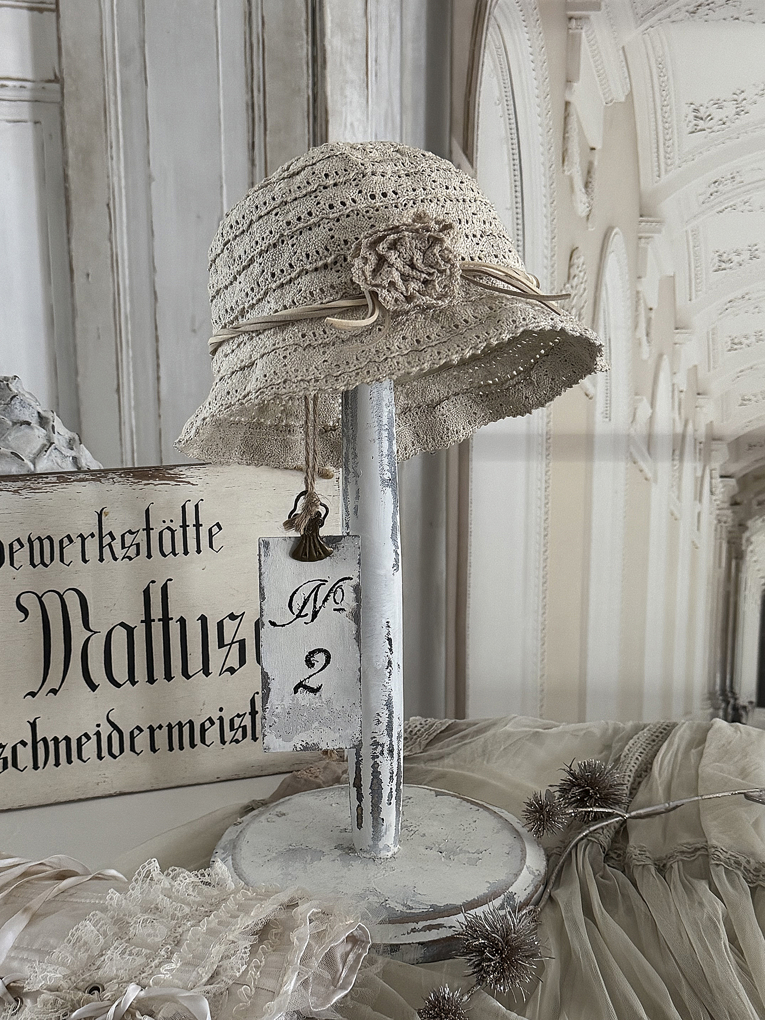  Alter, charmanter Hutständer im weißen Shabby-Kleid***
