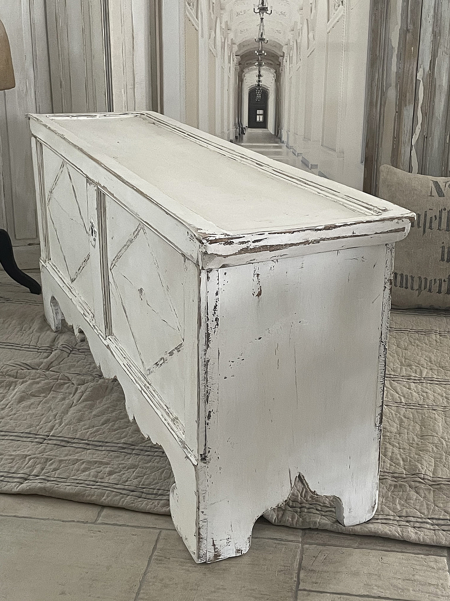Stylische weiße Truhe im Vintage-Stil Detailaufnahme einer weißen Truhe im Vintage-Stil, ideal für die Aufbewahrung und Raumdekoration.