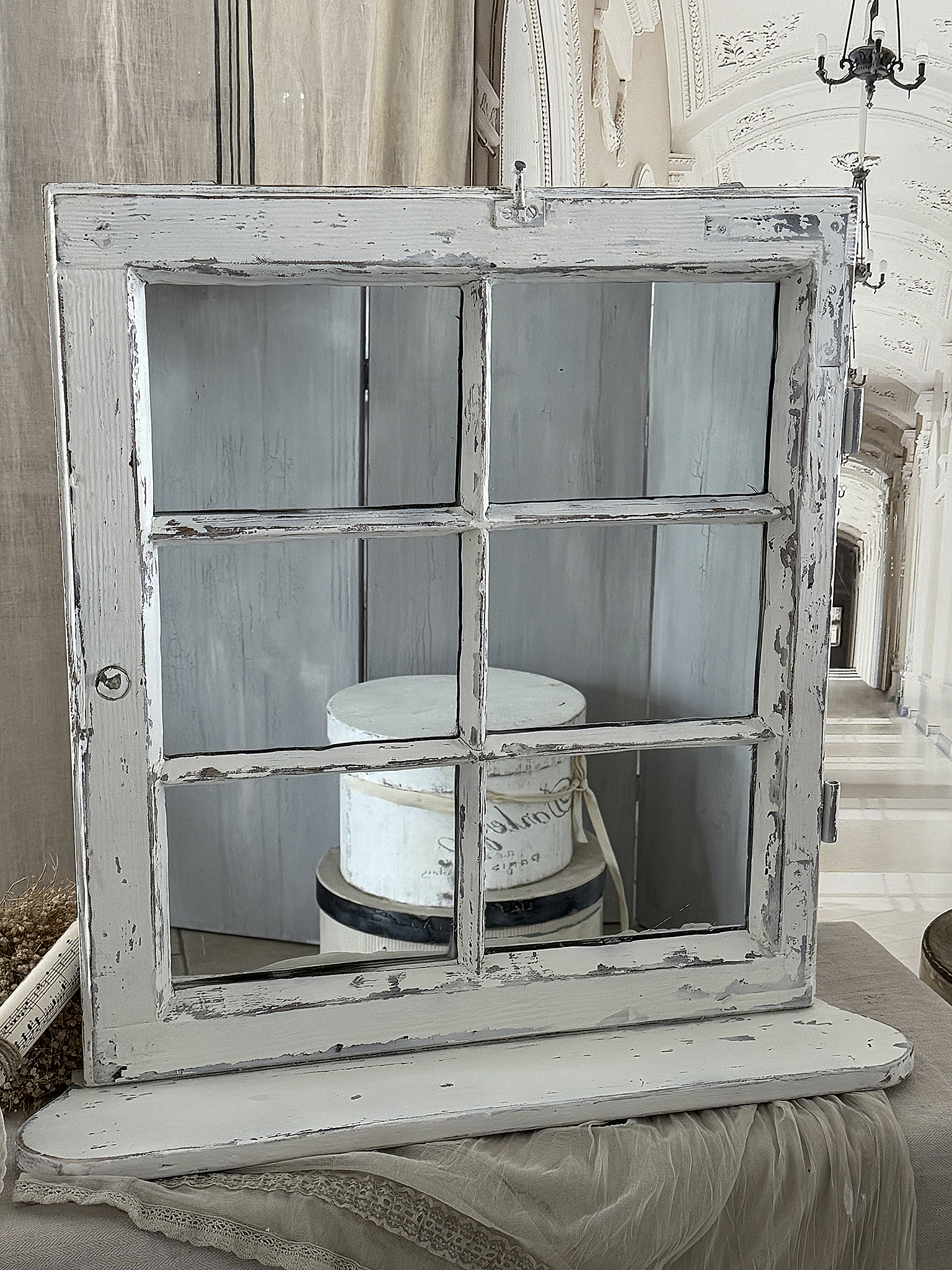 Altes Sprossen-Spiegelfenster mit Fensterbank***