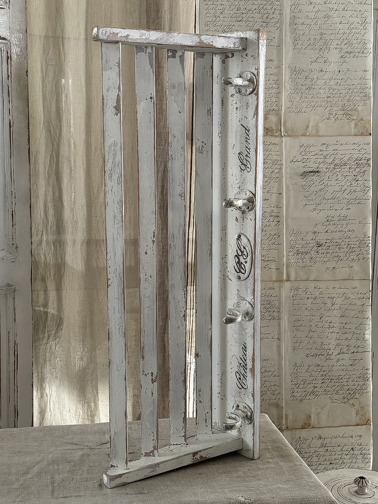 Altes Garderobenregal mit Ablage***