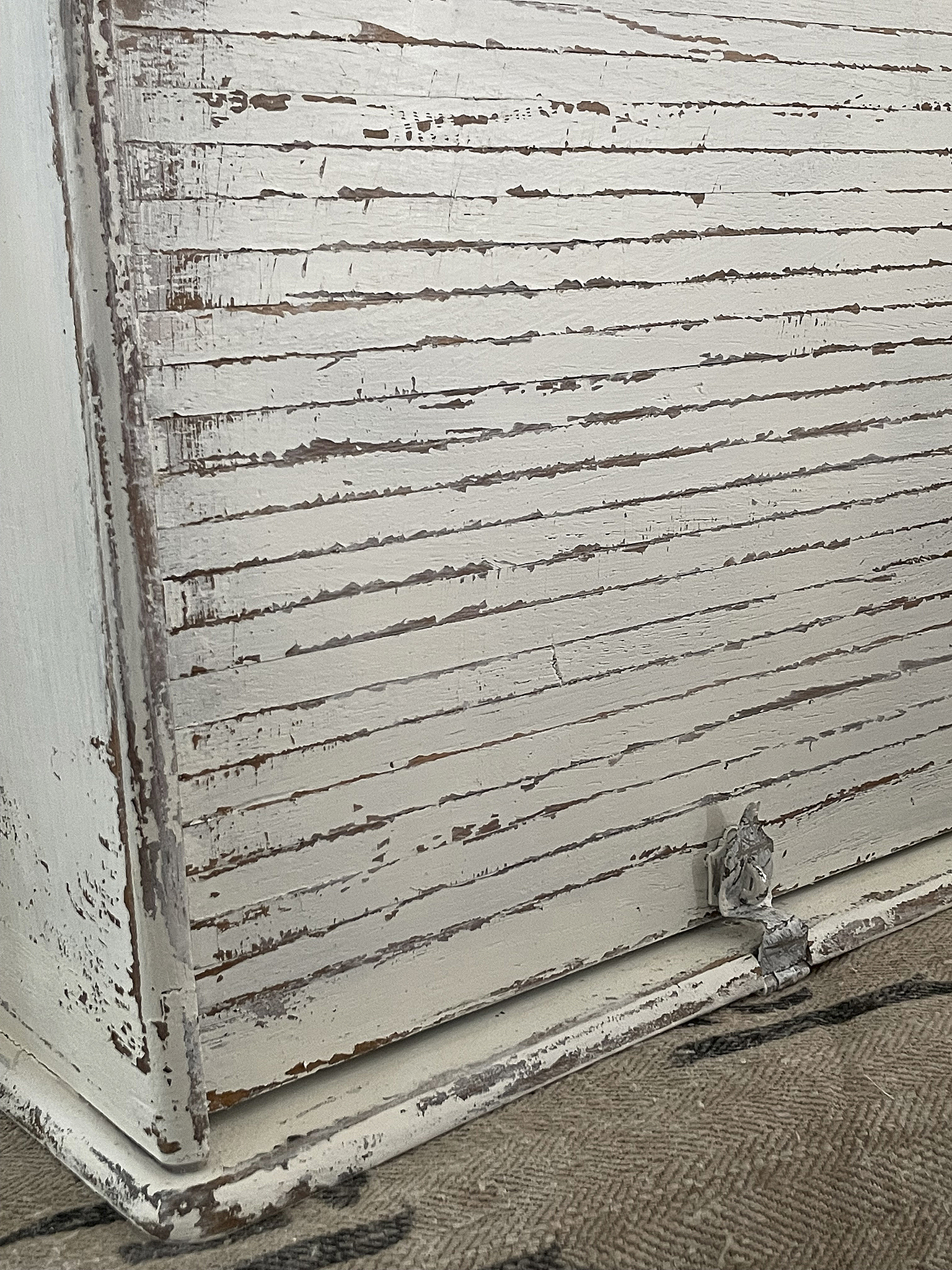 Detailansicht einer vintage Holzbox mit abgenutzter und abblätternder weißer Farbe