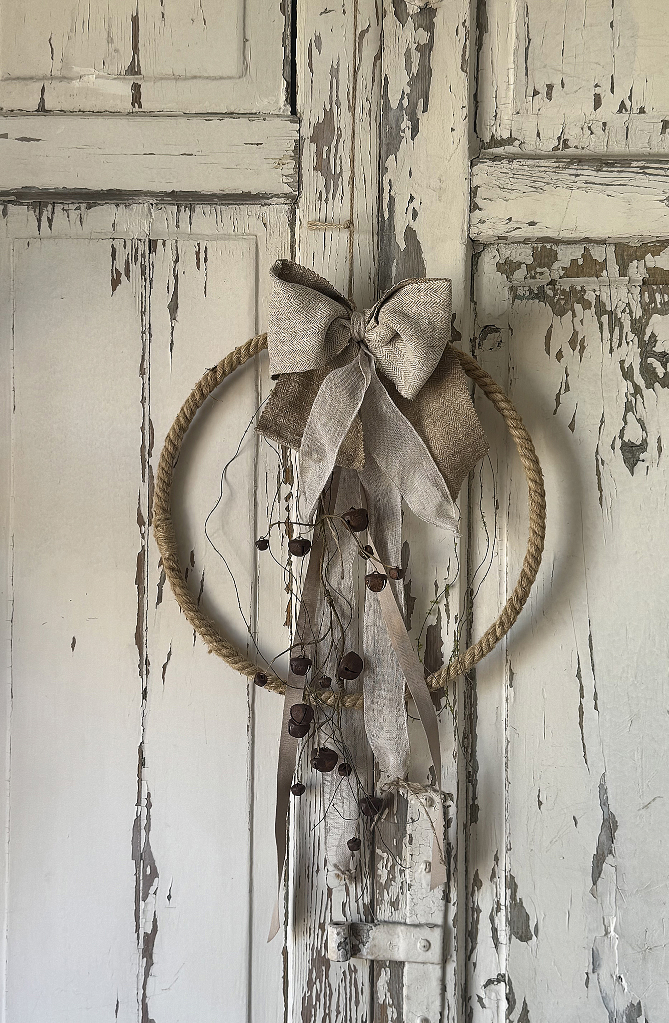 Zauberhafter Schellenkranz mit altem Leinen und sanften Elfenklängen – Romantischer Shabby Chic mit nostalgischem Charme***