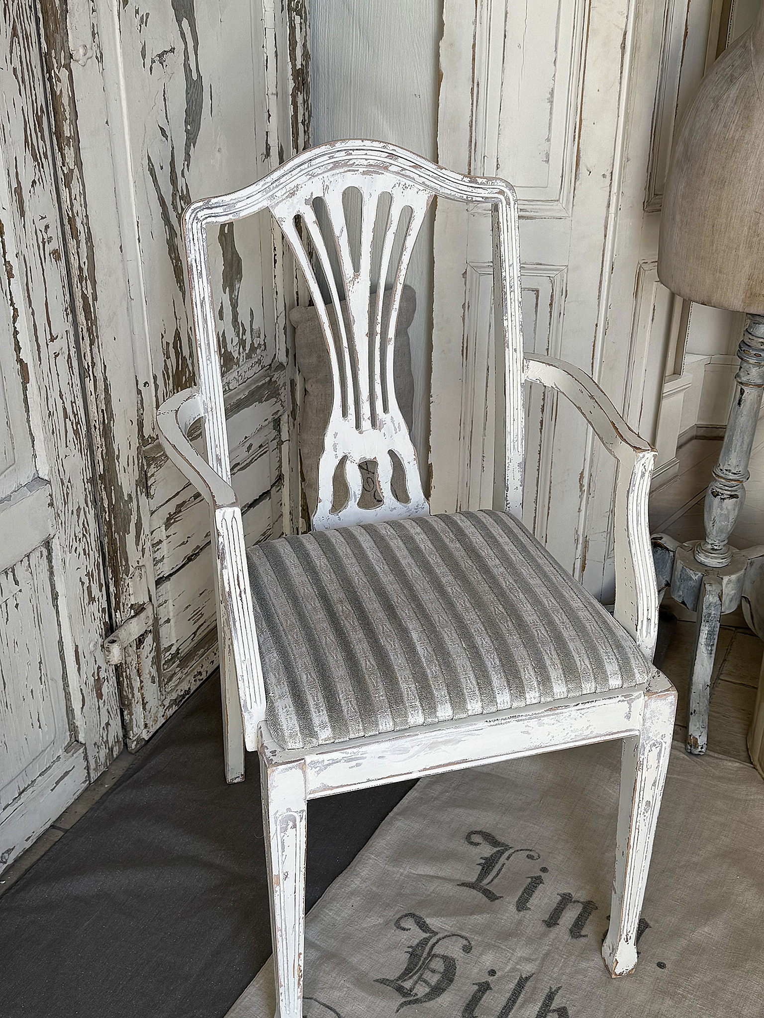 Wunderschöner alter Armlehnstuhl mit Sitzpolster