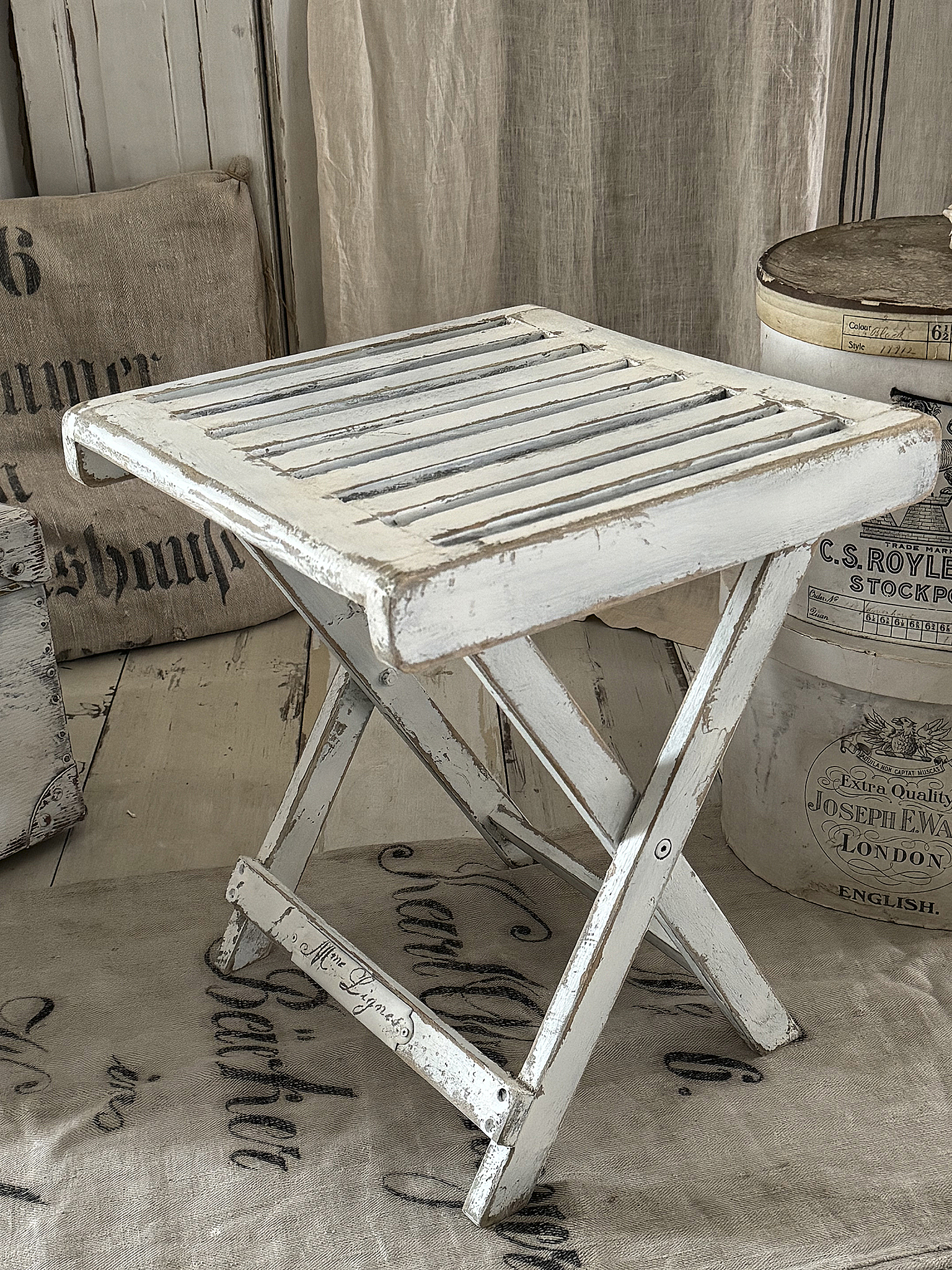 Shabby-Beistelltischchen & Hocker – Klappbar, praktisch und voller Charme***