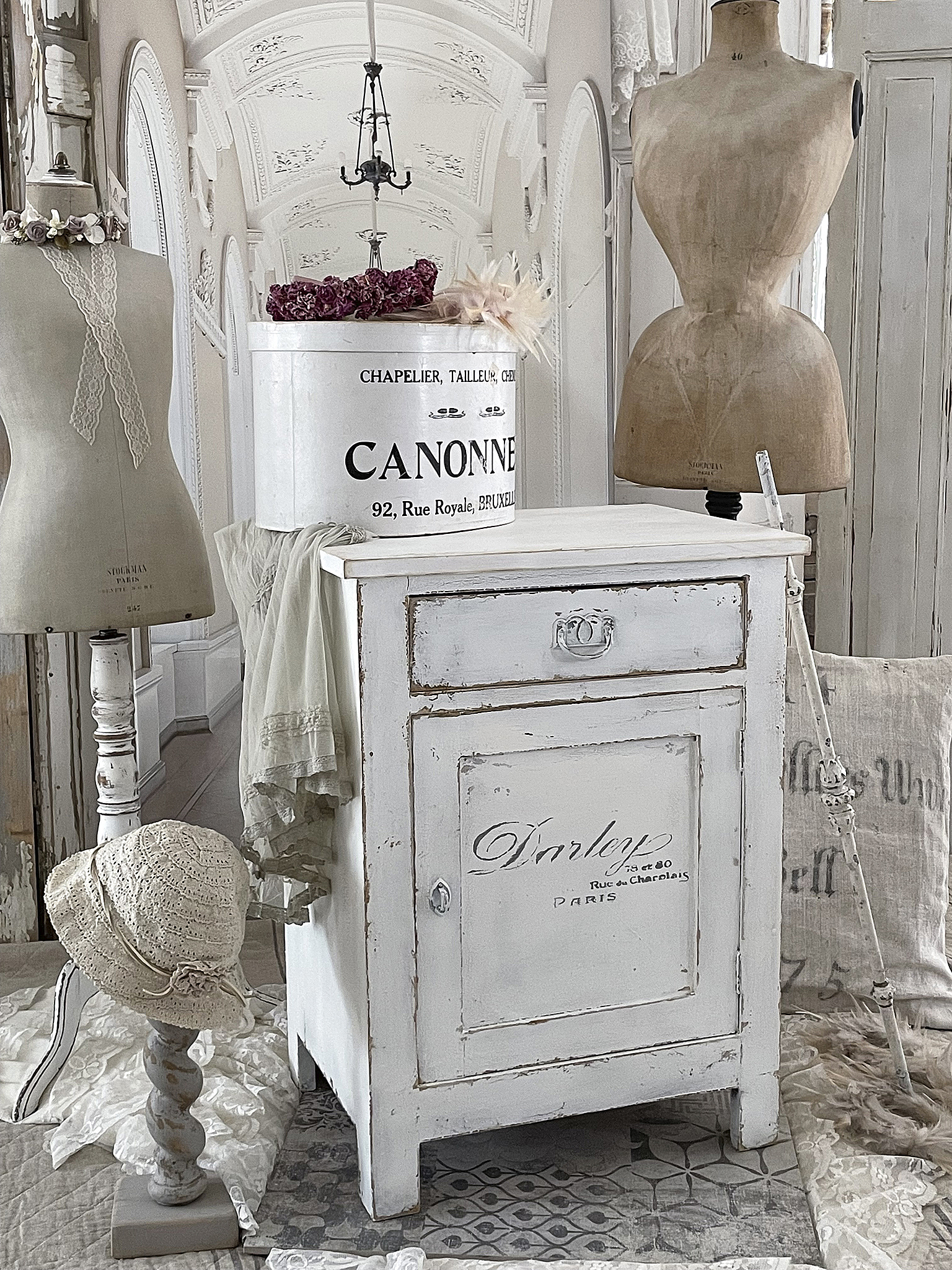 Antiker Beistellschrank in Shabbykleid*** Antiker Beistellschrank in Shabbykleid***