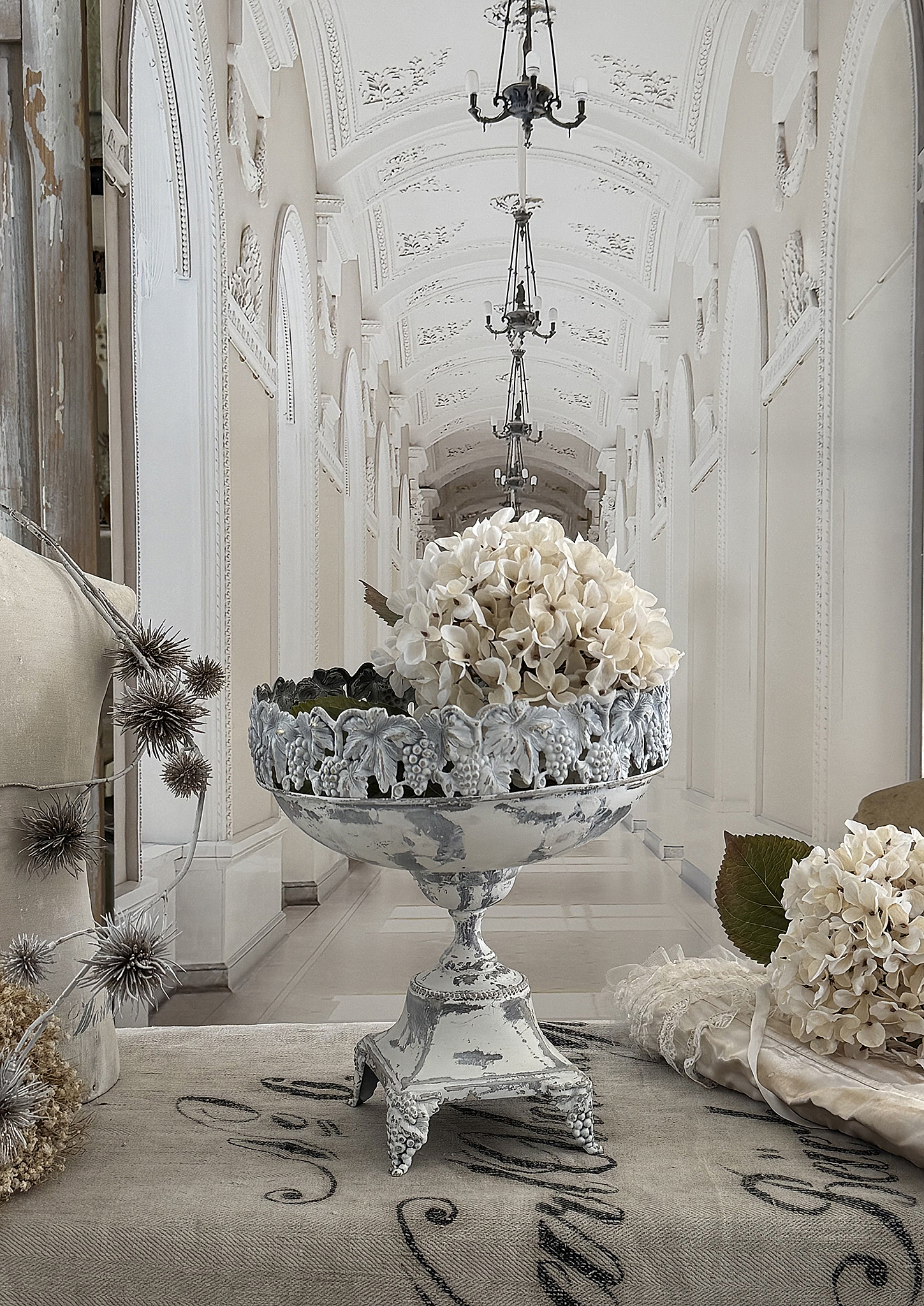  Eine alte, runde Fußschale im weißen Kleid***