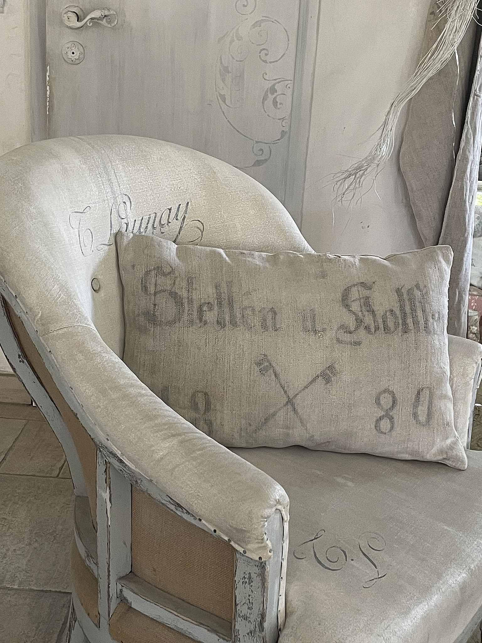 Eleganter Vintage-Sessel mit Kissen im Shabby-Chic-Design Bequemer Vintage-Sessel mit dekorativem Kissen im Shabby-Chic-Stil